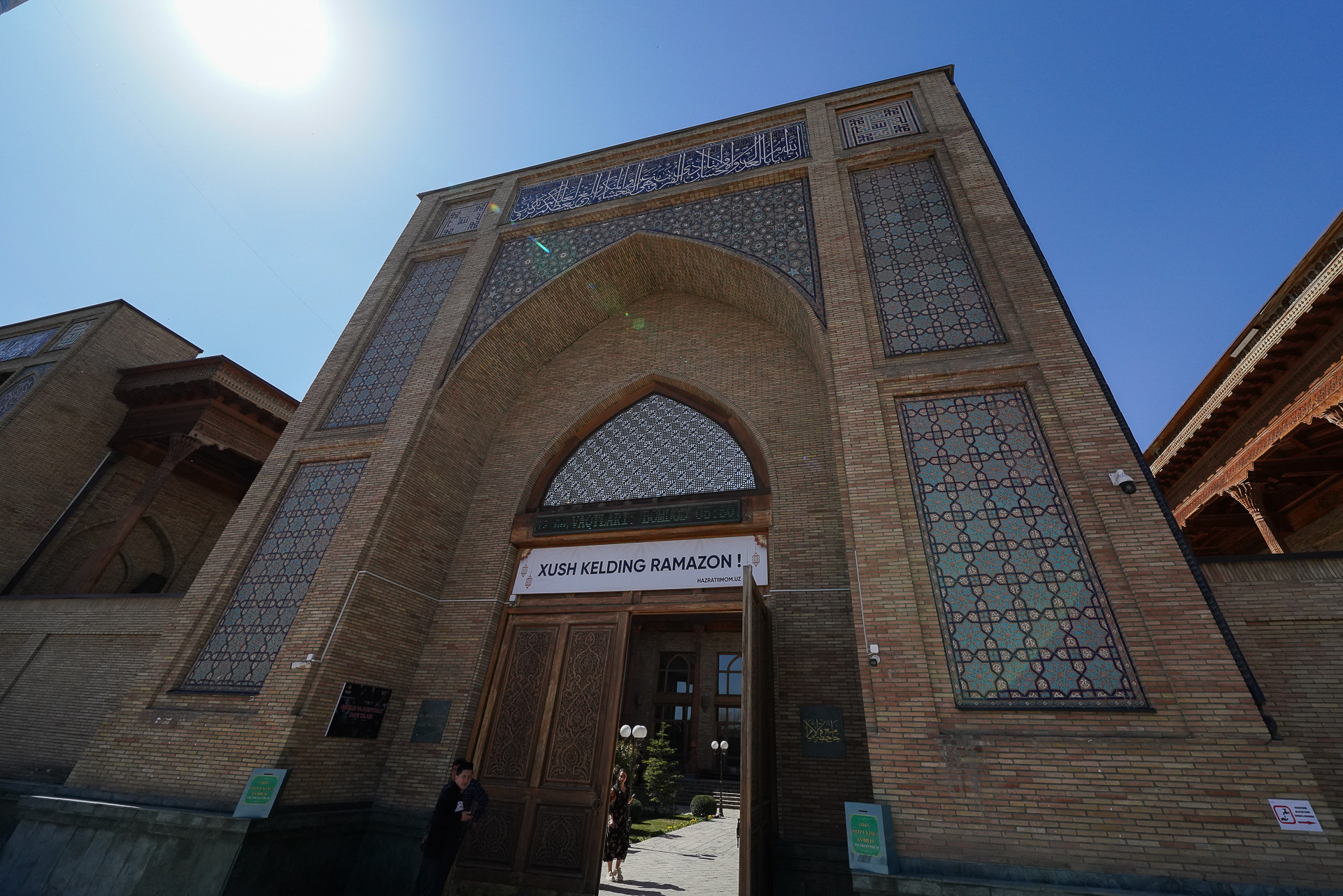 モスクのなかに入れるようだ。ラマダン中であることが書かれている