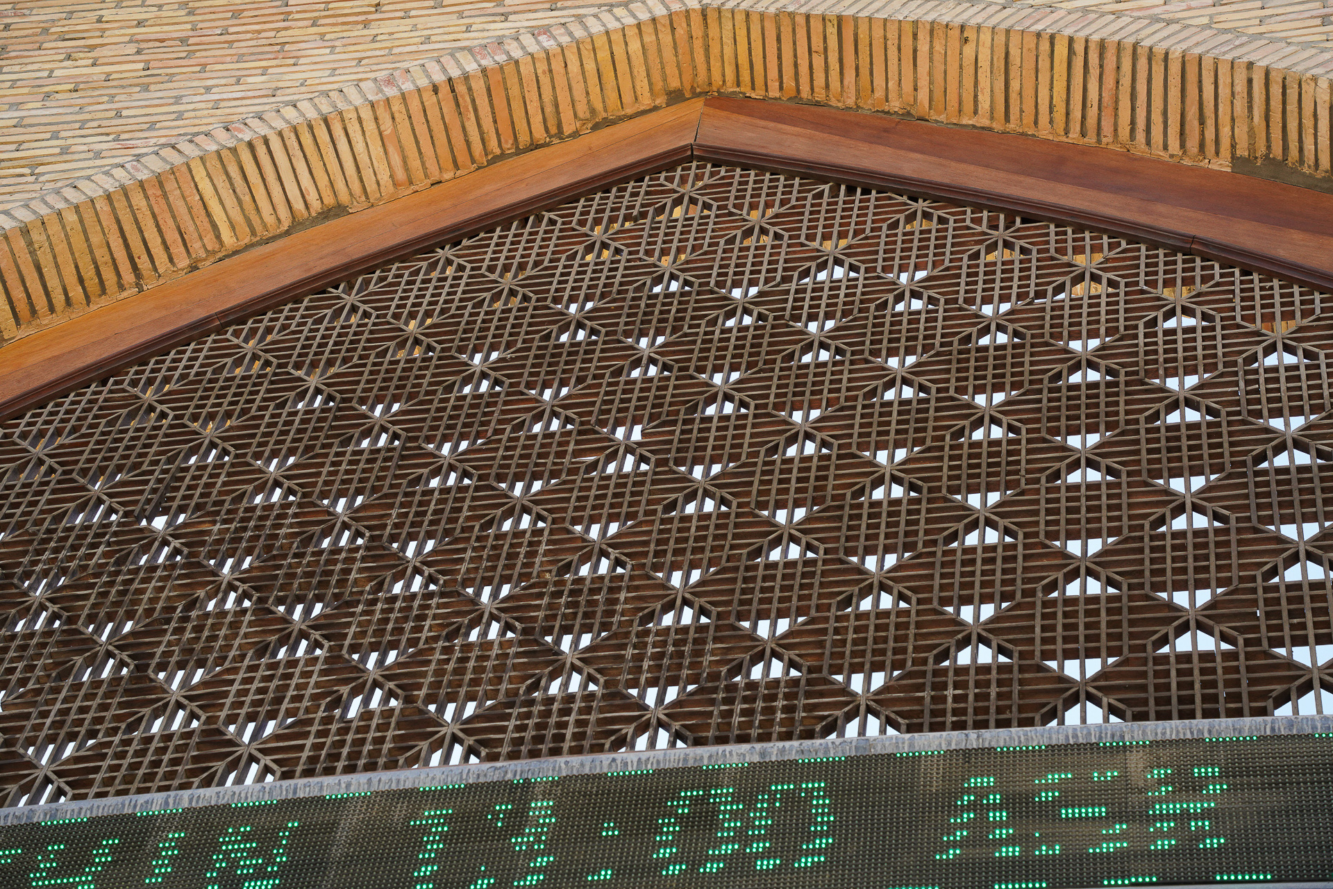 この幾何学模様は男女の融和と家庭を表現している