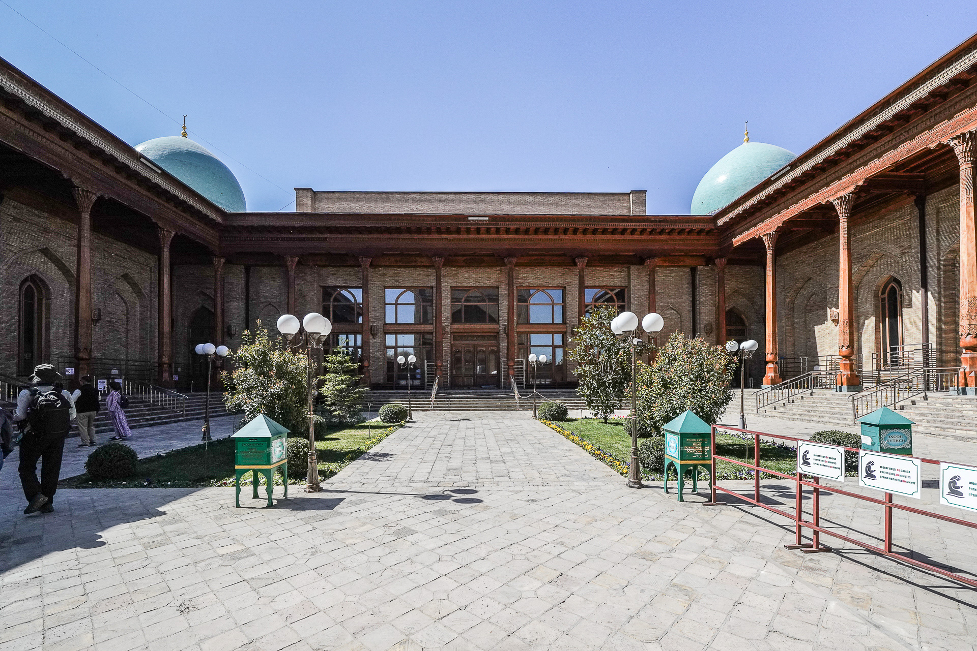 モスクの中庭は緑が多い