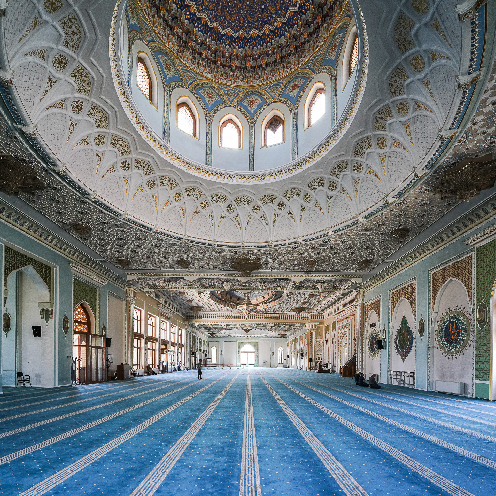 モスクのなか。天井の装飾が見応えがある