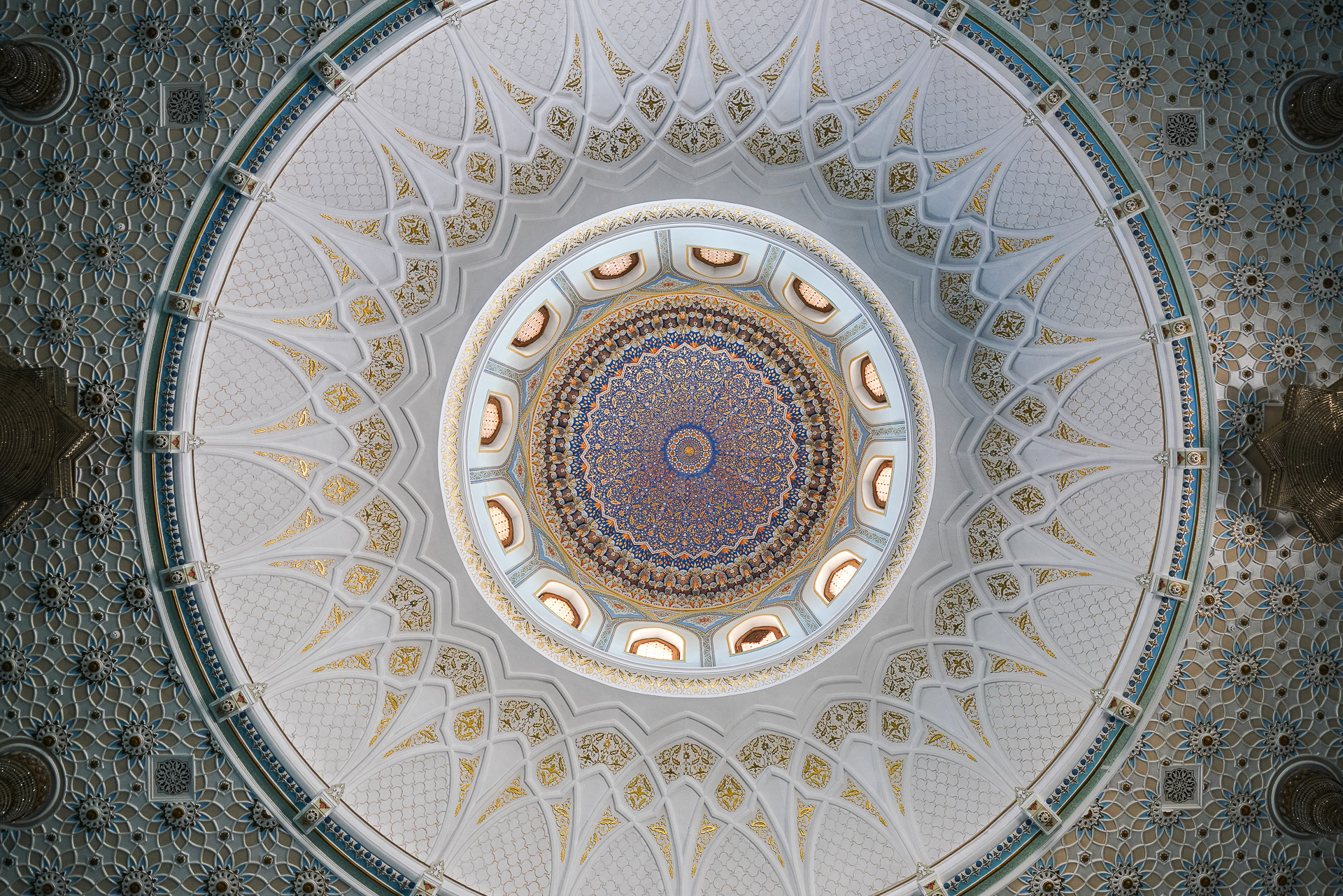 天井の幾何学模様