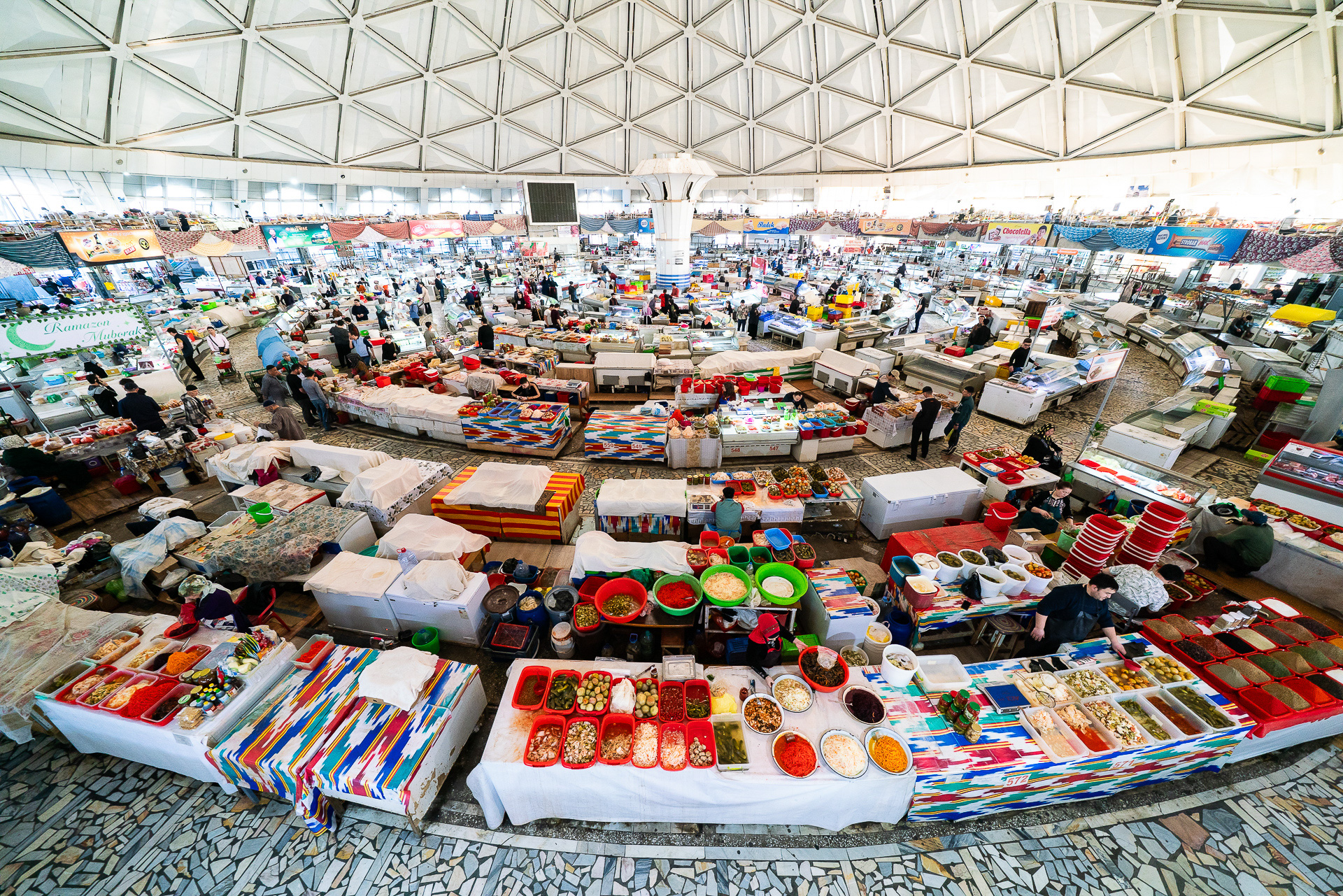 「チョルスー・バザール」は大きなドーム内にある屋内市場