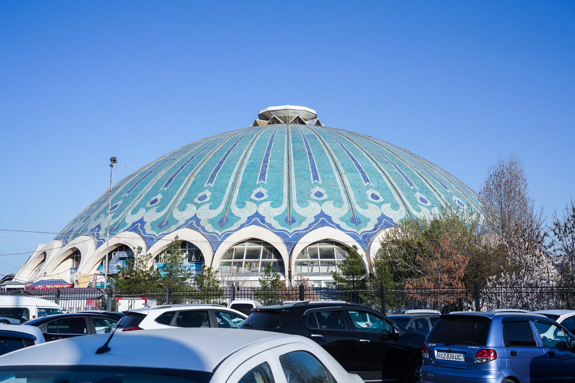 青く独特なデザインのドーム