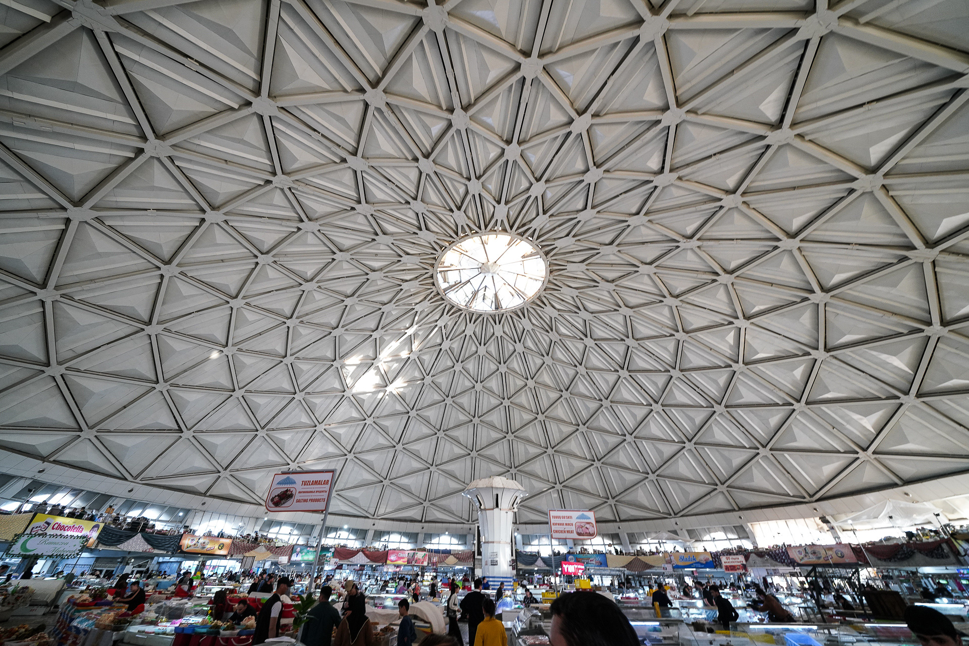 天井のデザインも独特