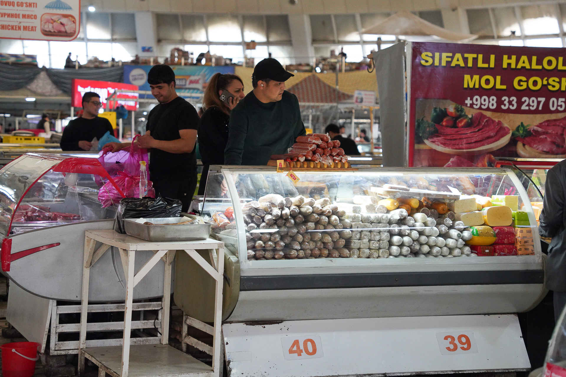 肉なども売られている