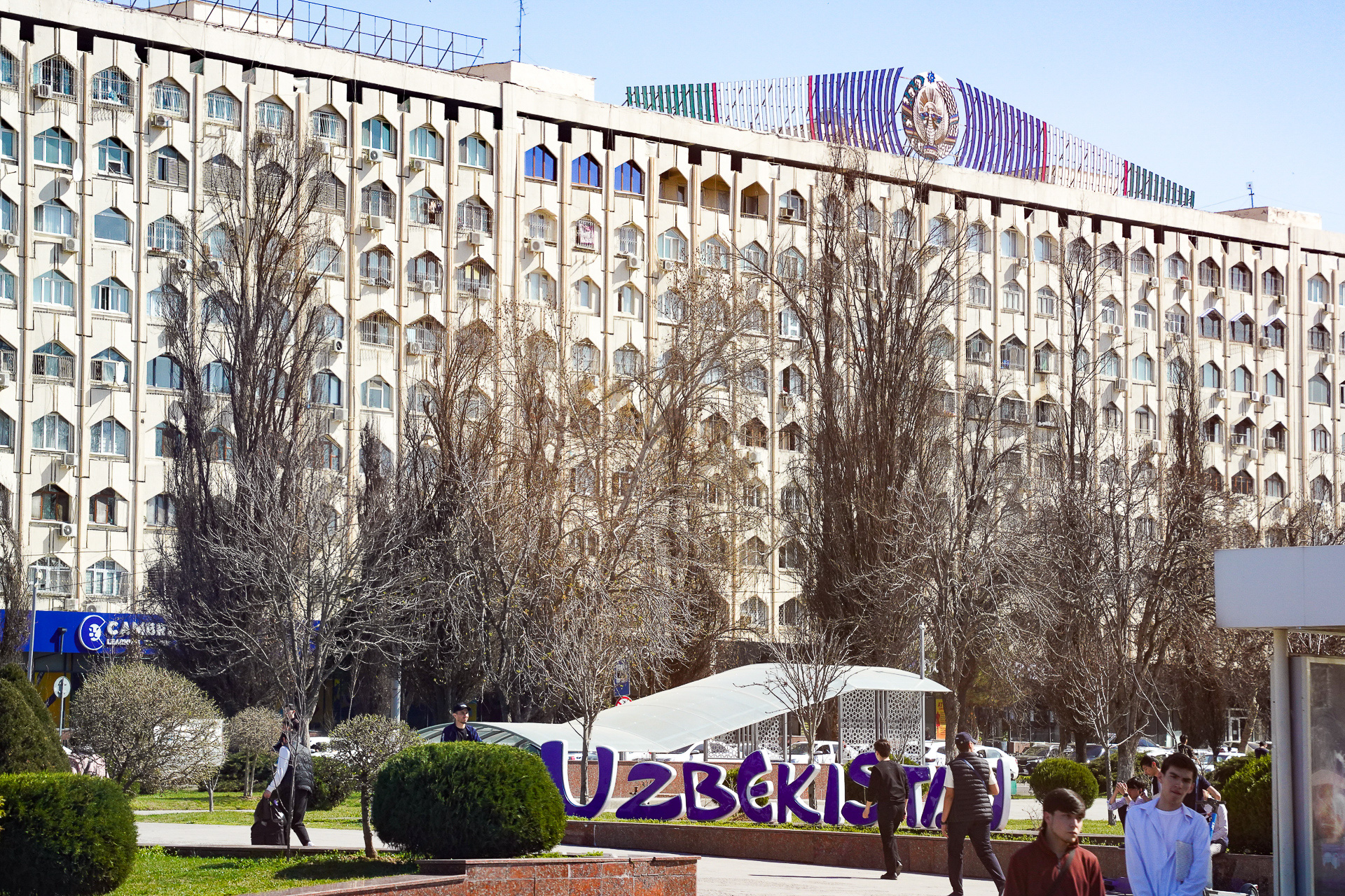 繁華街の高層アパート。窓の形がカワイイ