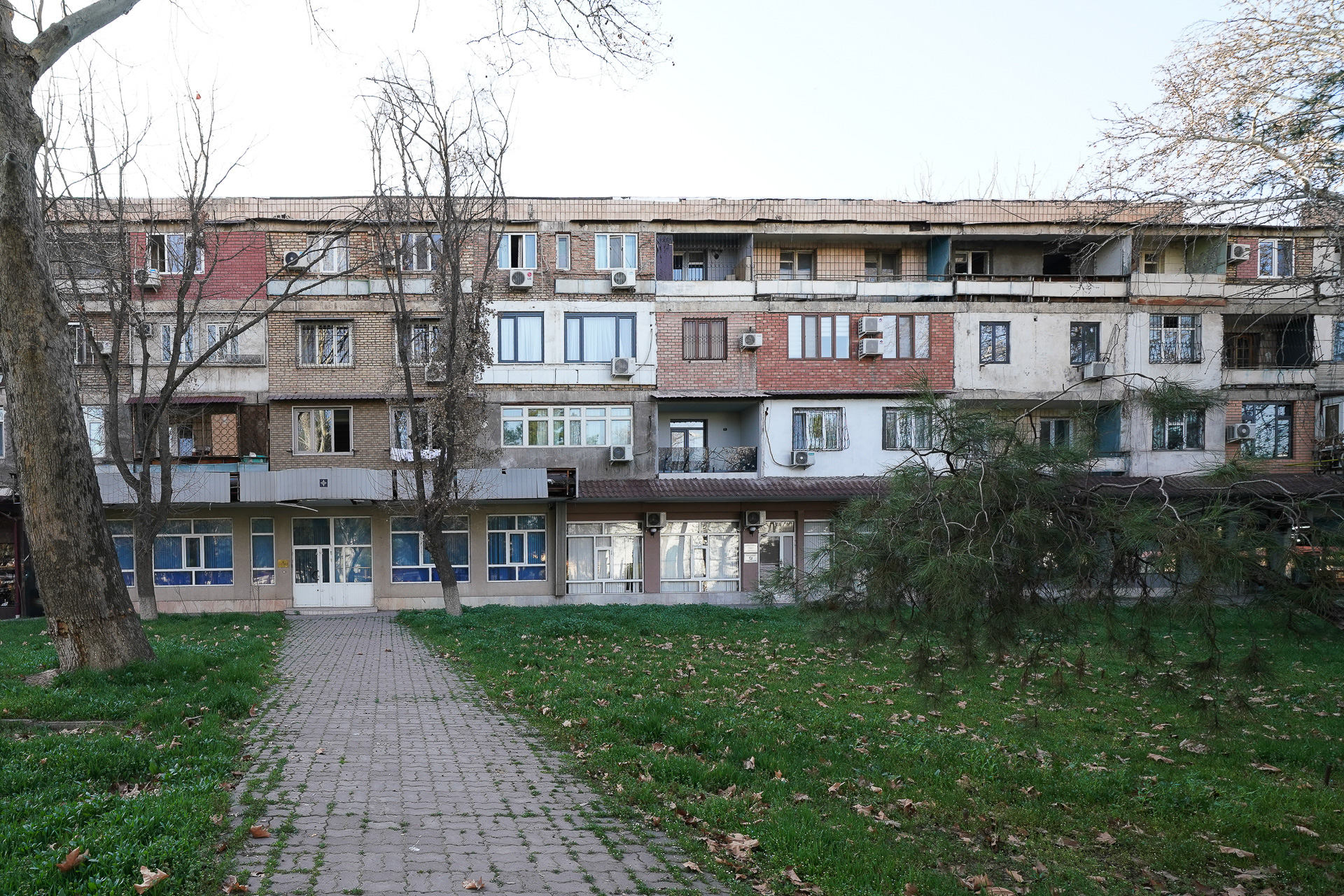 旧ソ連時代のアパートだそう。いろいろなパターン