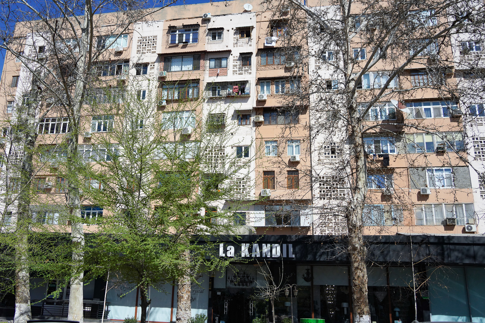 所々に穴あきブロックが使われている