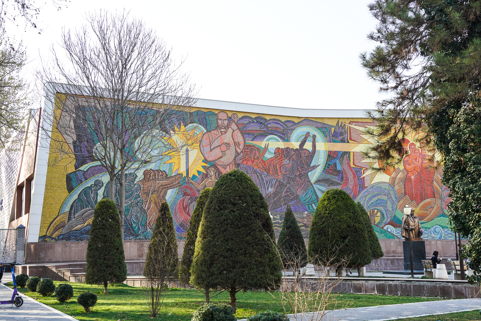 ウクライナの詩人タラス・シェフチェンコ像と作品をオマージュした壁画