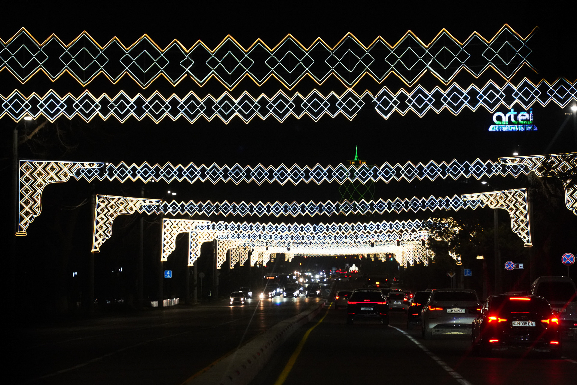 大通りには夜間に独特な光の装飾が出現する