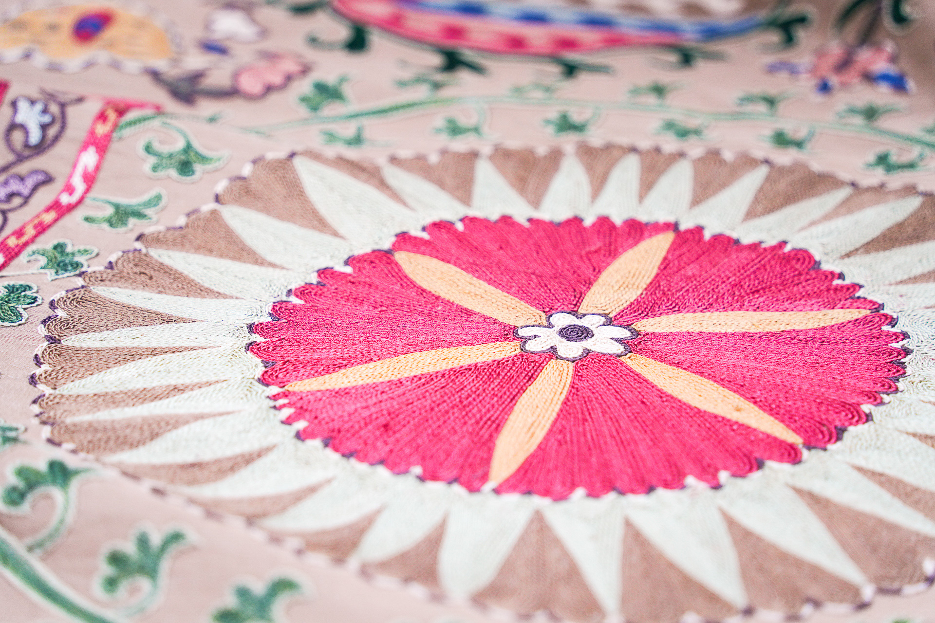 美しいパターン模様の手刺繍のスザニ