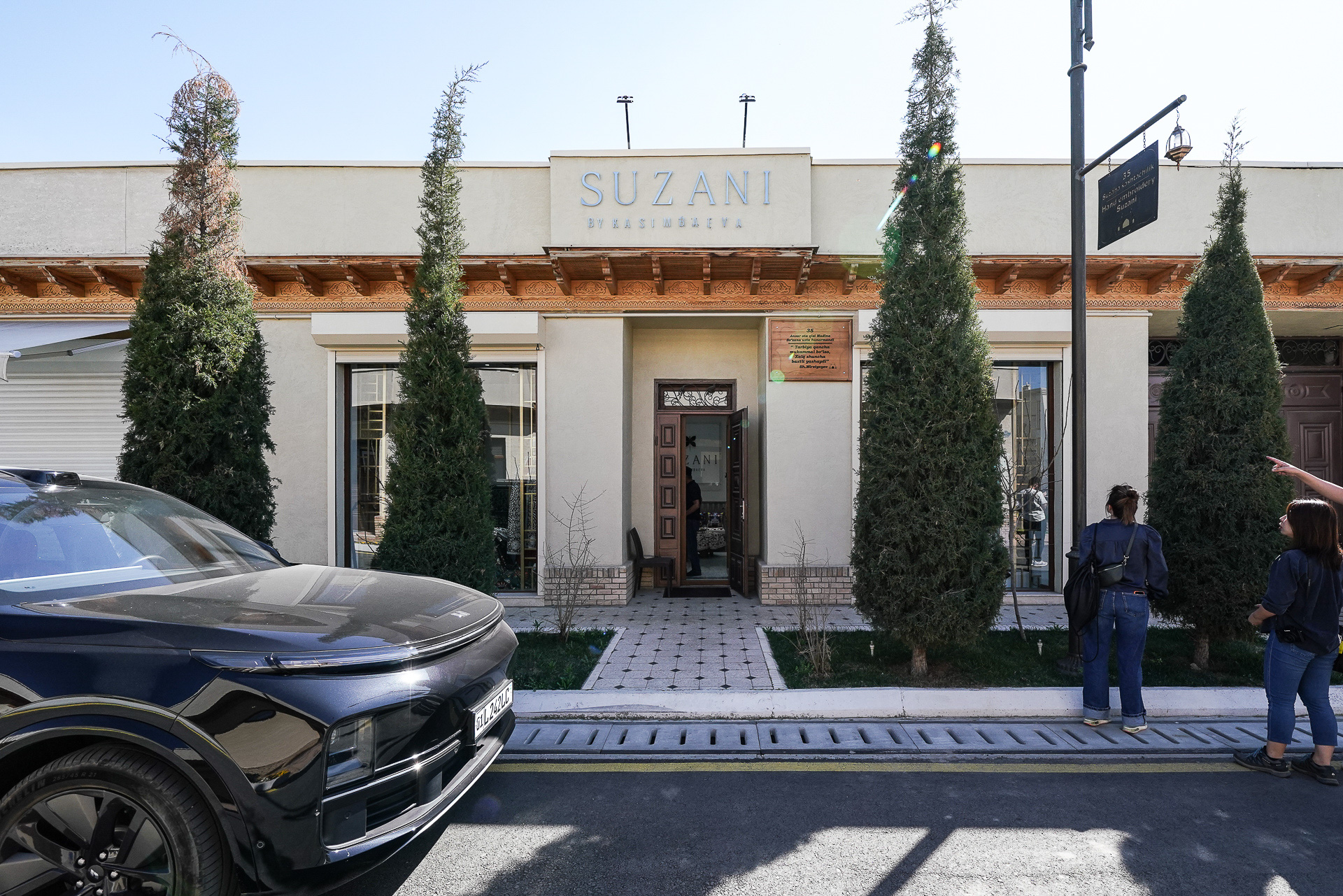 「Suzani by Kasimbaeva」の工房兼ショップ。近辺には職人が多く住んでいる