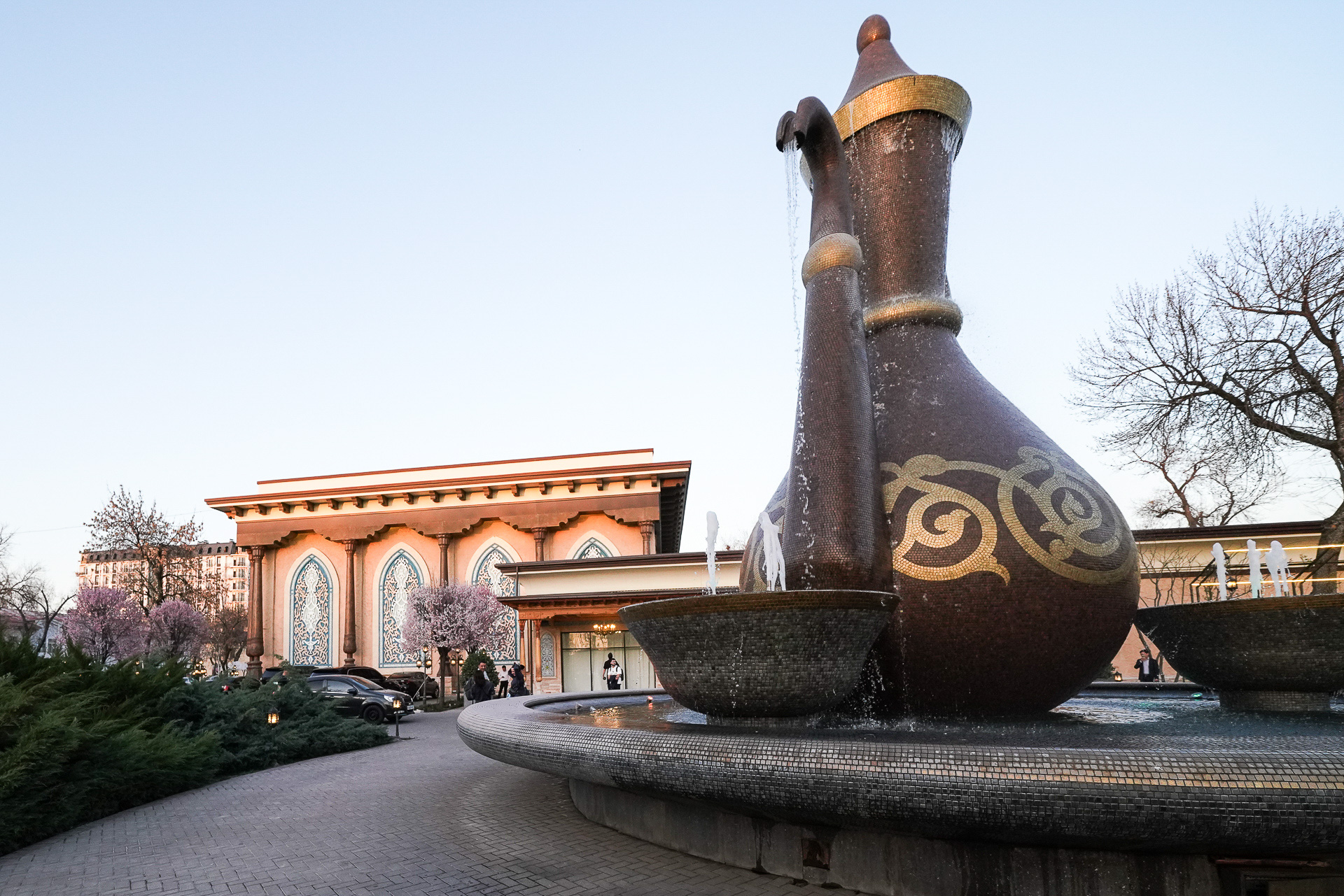 エントランスに大きなポットの噴水があって楽しませてくれる