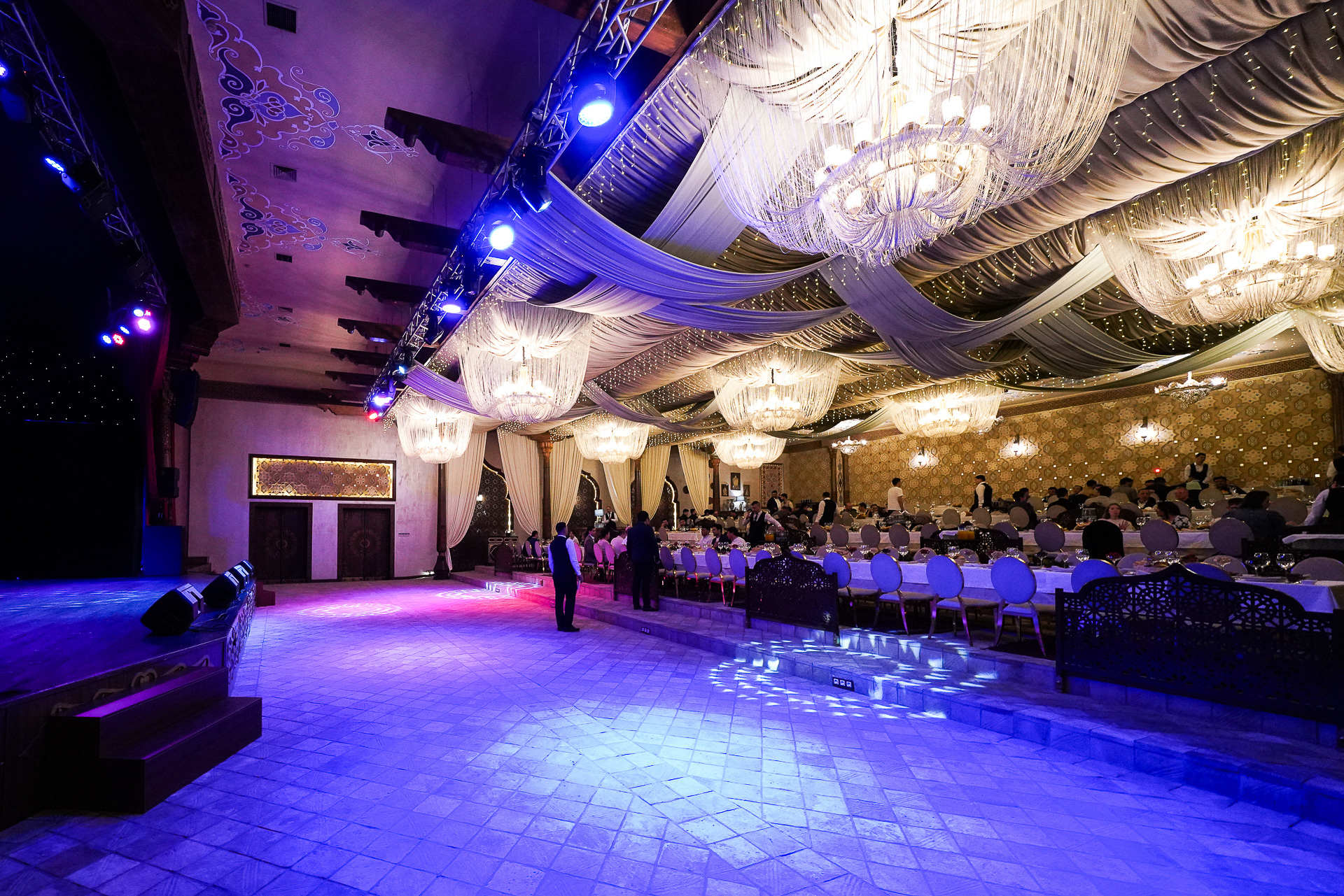 店内はステージがあり、ちょっと妖艶なライティング