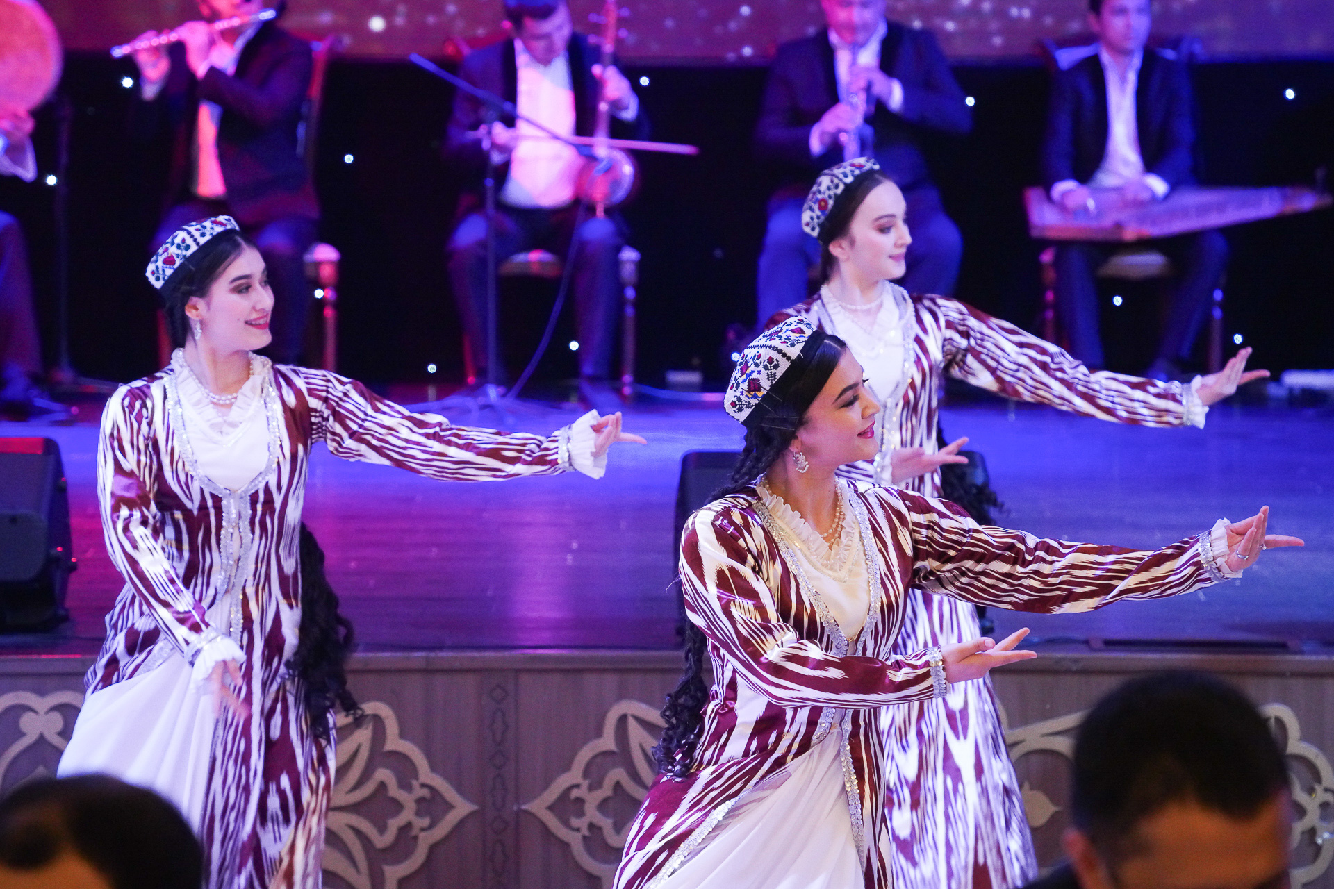 食事中にウズベキスタンの伝統音楽や舞踊のショーが行なわれる