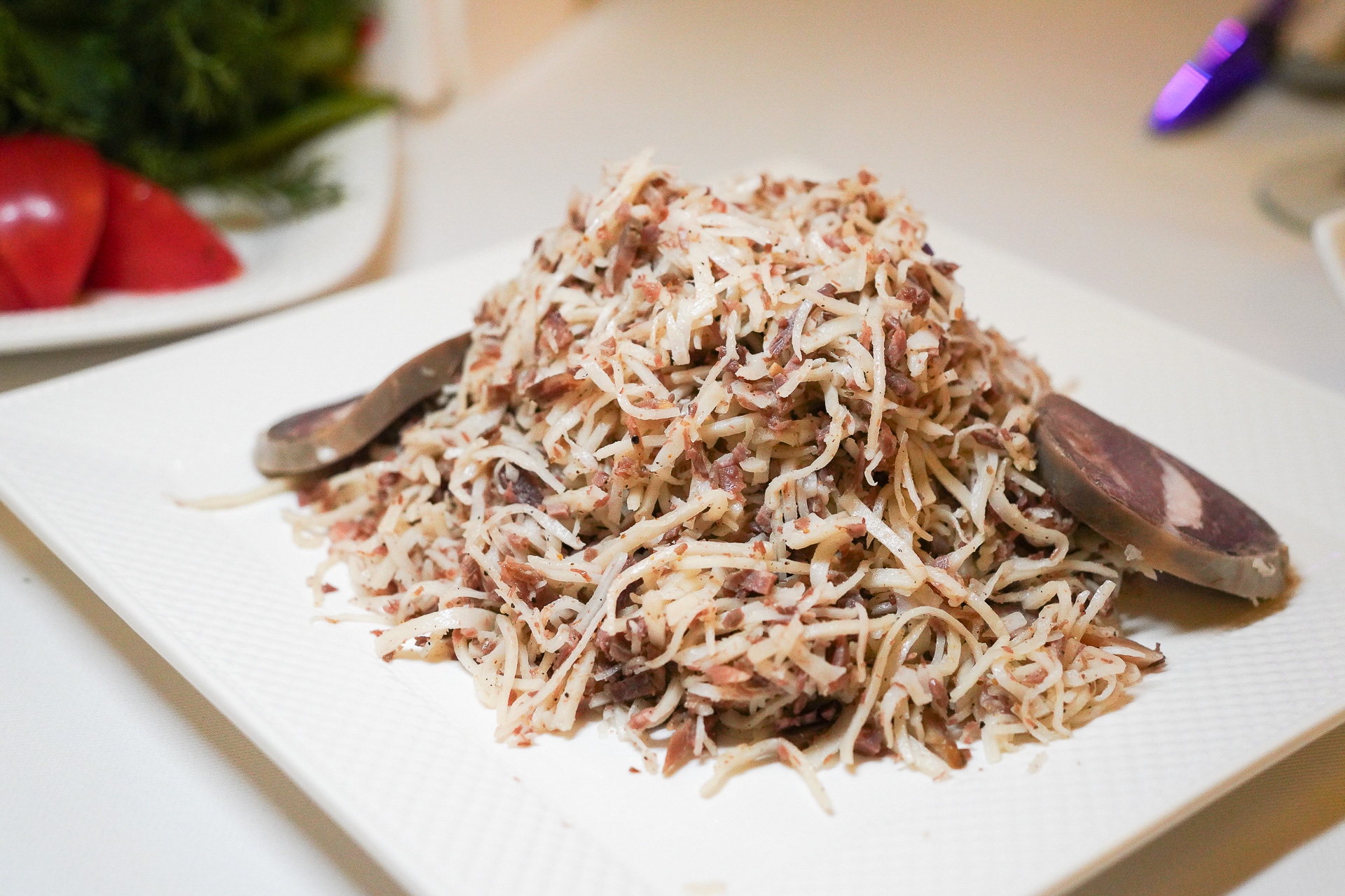 ナリンという細切れ麺と馬肉ソーセージの炒め物