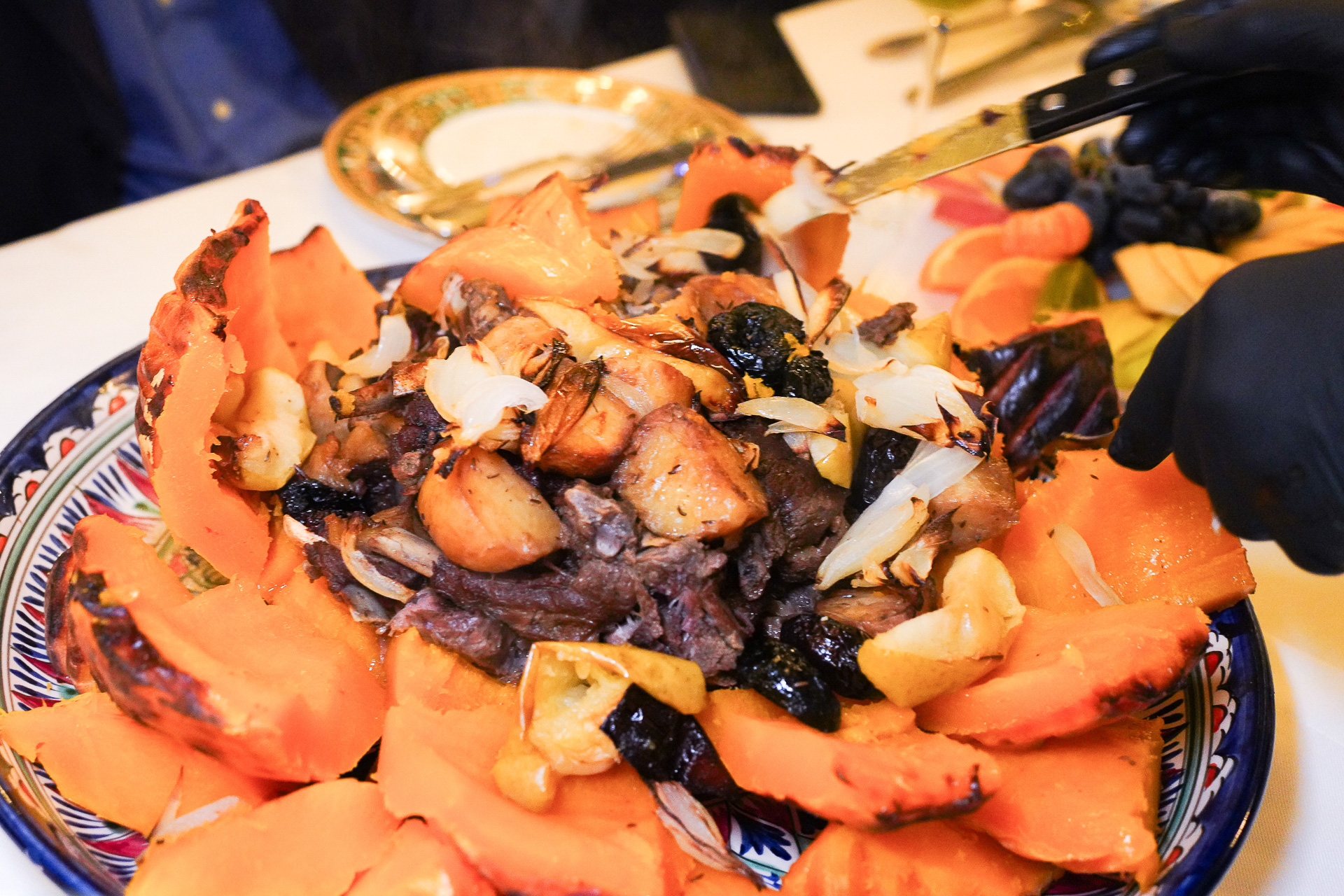 店の人がナイフで割ってくれる。ディムラマという肉じゃが風のスパイシーな煮物