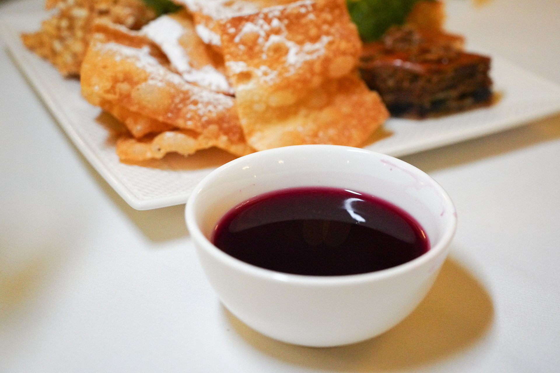 ザクロのジュースとデザート。ザクロには抗酸化作用があり、よく飲まれるそう