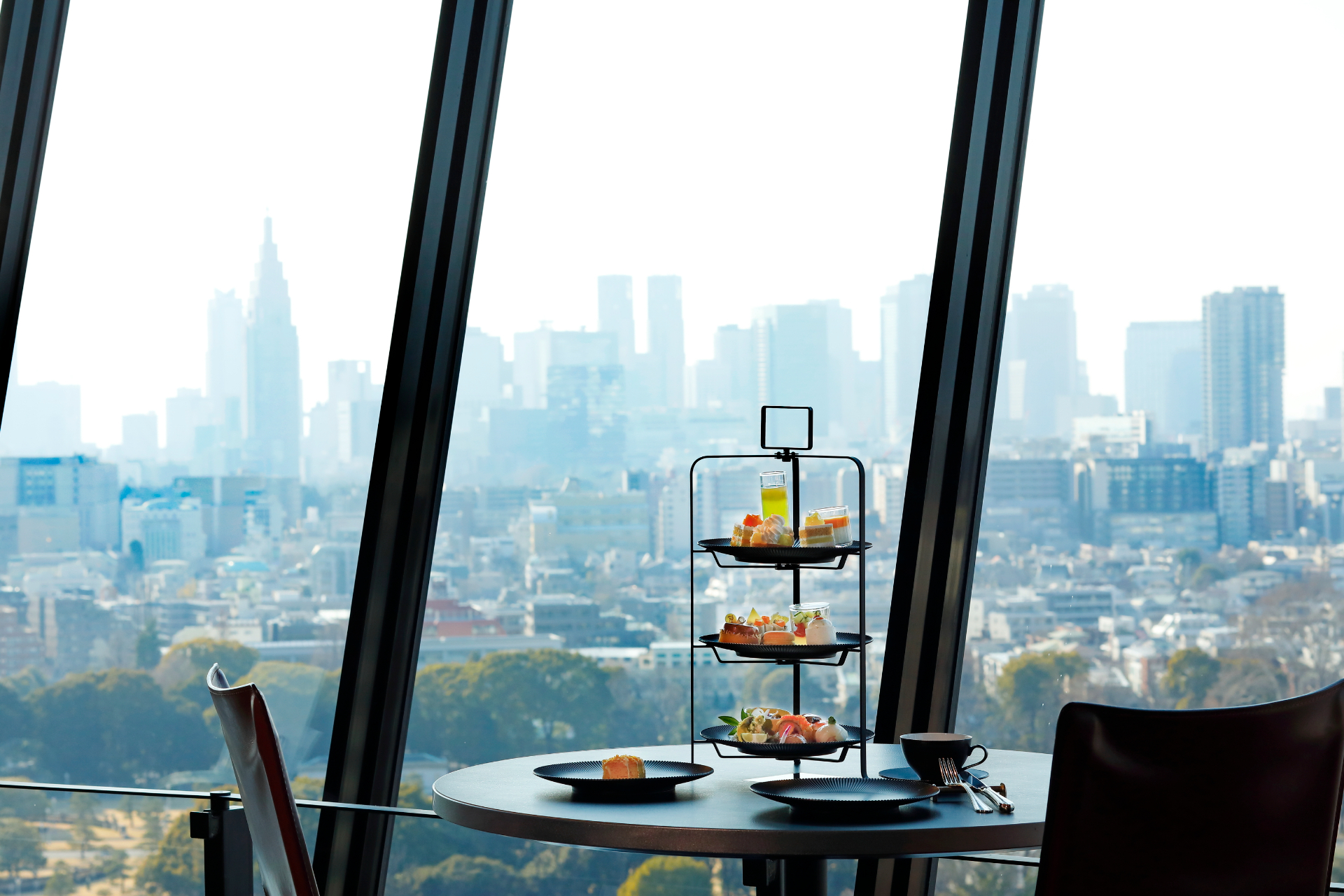 ホテルニューオータニ 東京、最上階の展望レストランで初夏限定「スーパーアフタヌーンティー～メロン＆マンゴー～」がスタート