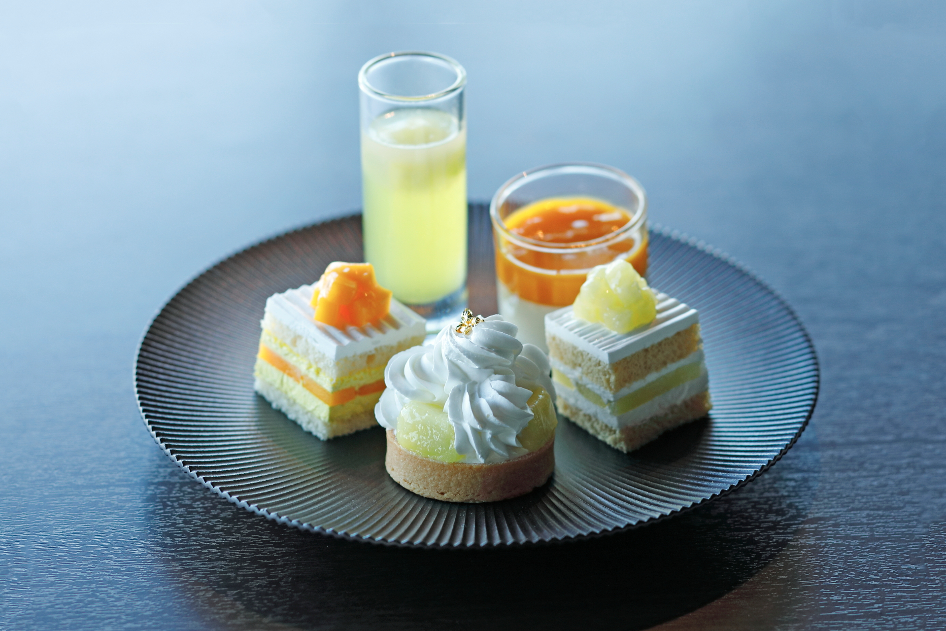 上段は「パティスリーSATSUKI」の新江戸マスクメロンタルト、マンゴーショートケーキ、スーパーメロンショートケーキなど全5種