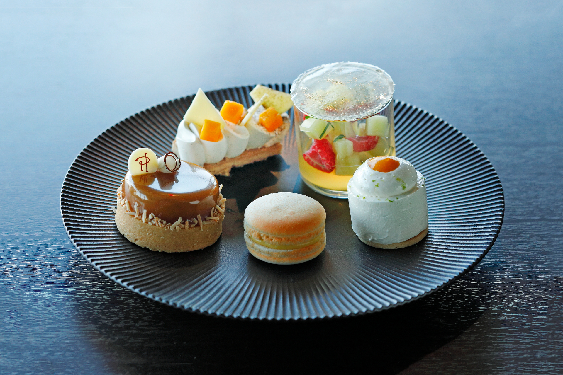 中段は「ピエール・エルメ・パリ」のマンゴーミエル（マカロン）、ミルフィーユ マンゴーバニラ、フレシュールメロンなど全5種