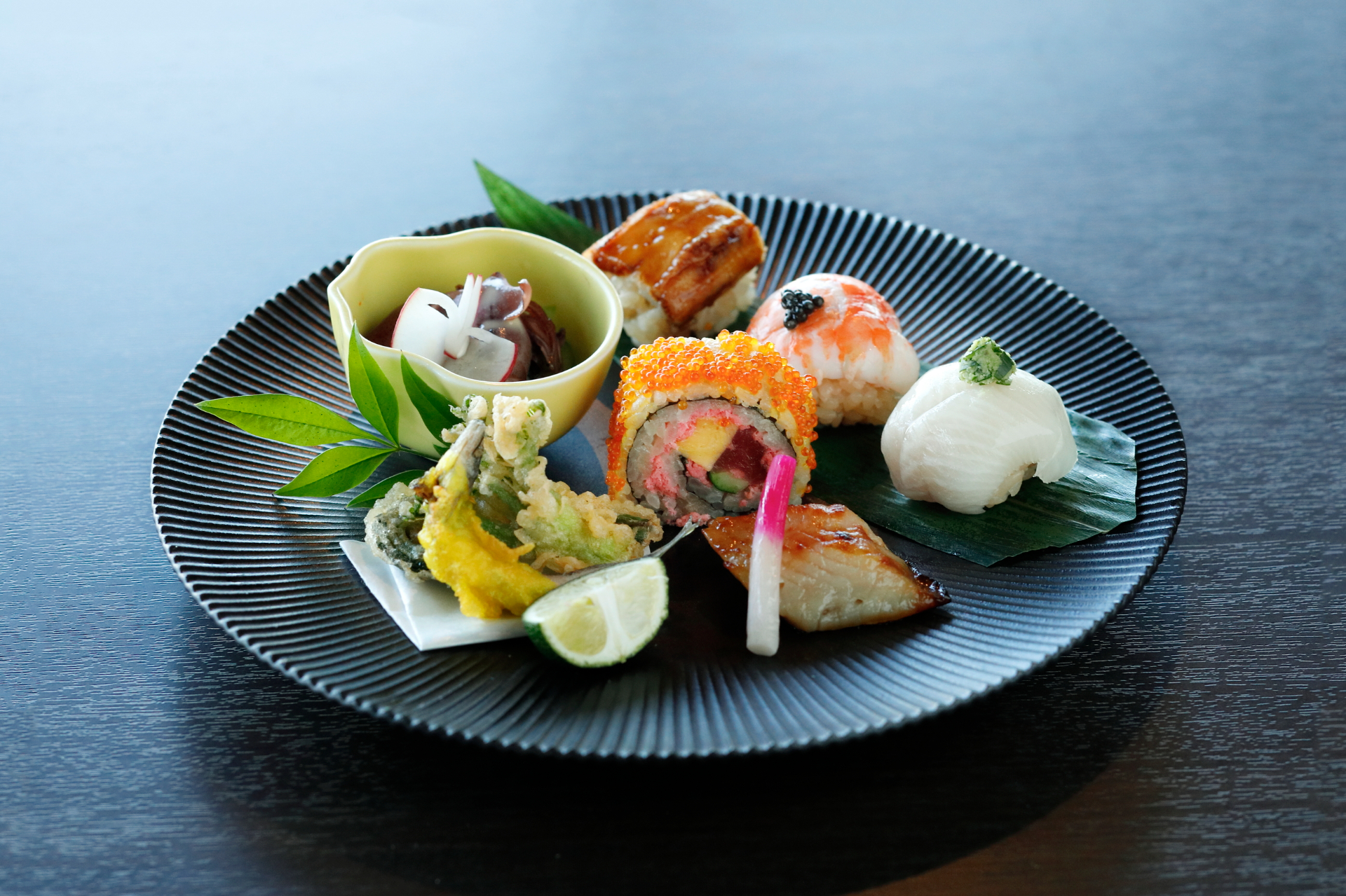 下段は本格和食のセイボリーで、稚鮎と旬野菜の天婦羅、蛍烏賊の胡麻味噌掛け、手毬寿司3種、カリフォルニアロール、銀鱈西京焼き