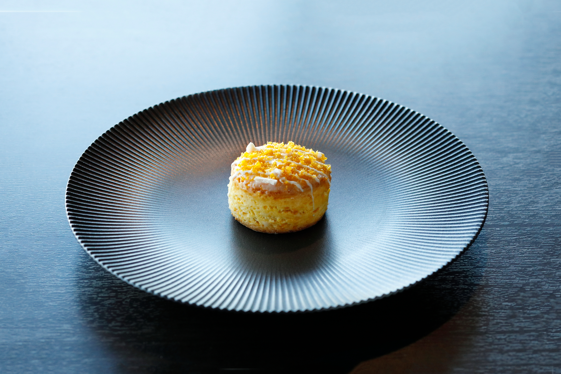 アフタヌーンティーに欠かせないスコーンも、マンゴーピューレを生地に練り込んだ夏仕様の「マンゴースコーン」に