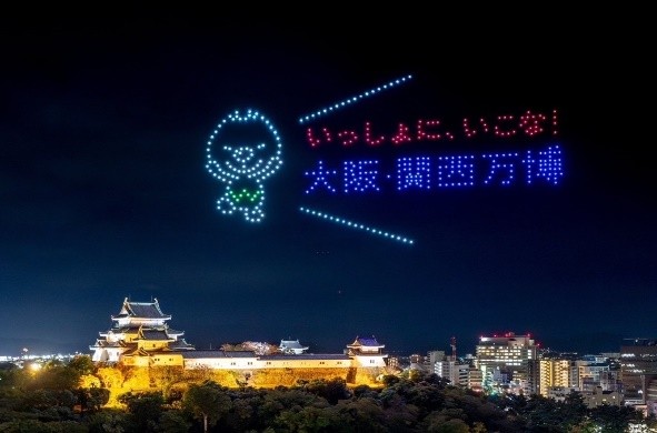 今年は500機が夜空に模様を描くドローンショーも楽しめる