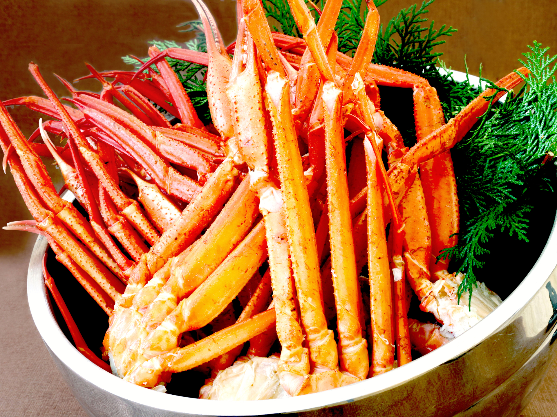 食べ放題の本ズワイガニは、茹でることで旨みアップした身をポン酢＆カニ酢で