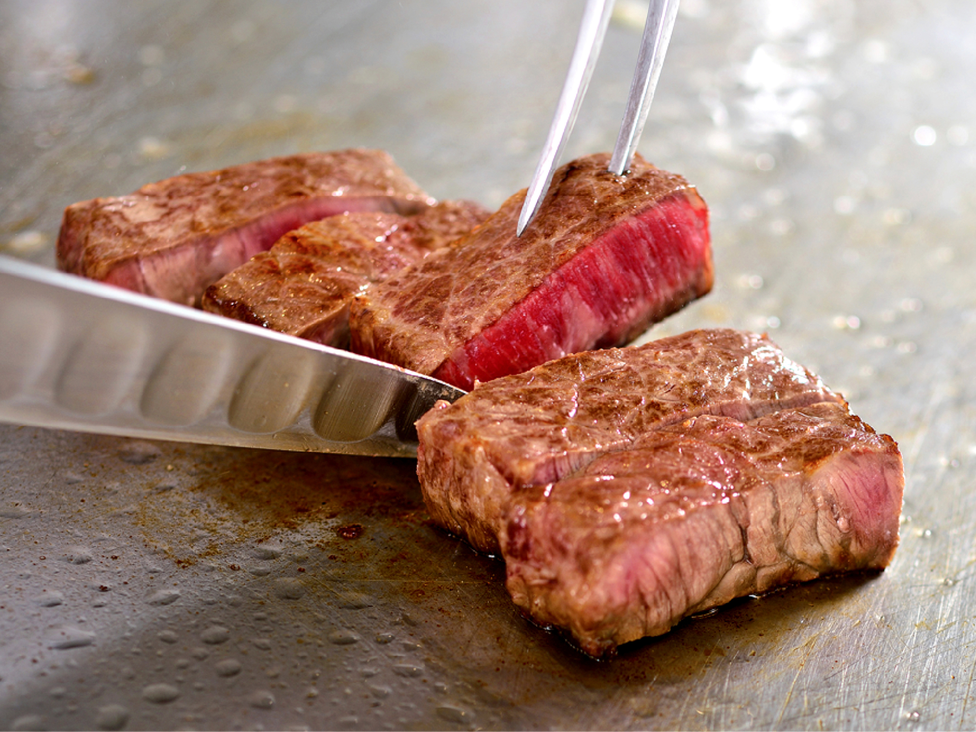 黒毛和牛とホルスタインを掛け合わせた北海道産牛ステーキは、旨味の強い赤身に適度な脂が入る肉質。ライブキッチンで焼きたてを提供