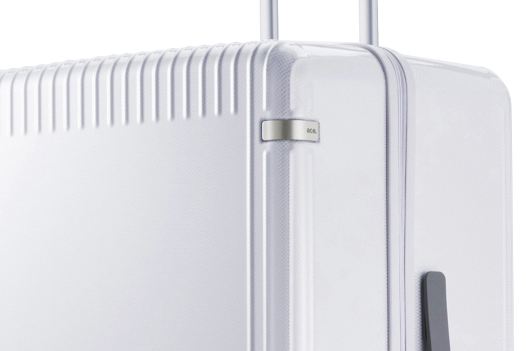 耐衝撃性と耐久性に優れたボディシェル。ブラック・ネイビー・ホワイトにはカーボン調の模様入り