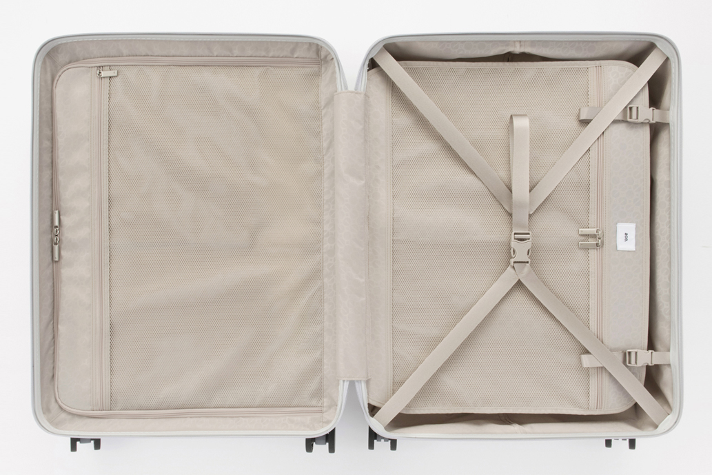 抗菌加工生地を使用した内装には、ファスナー式収納スペースやメッシュポケット付き中仕切り付き