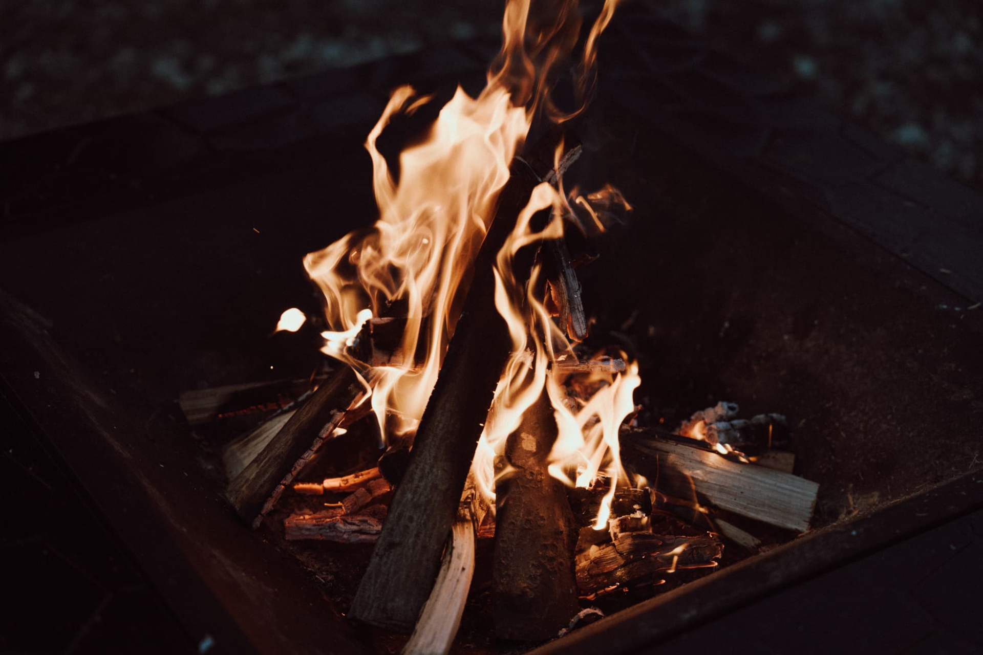 ウッドデッキ付きで、屋外には焚き火台なども設置