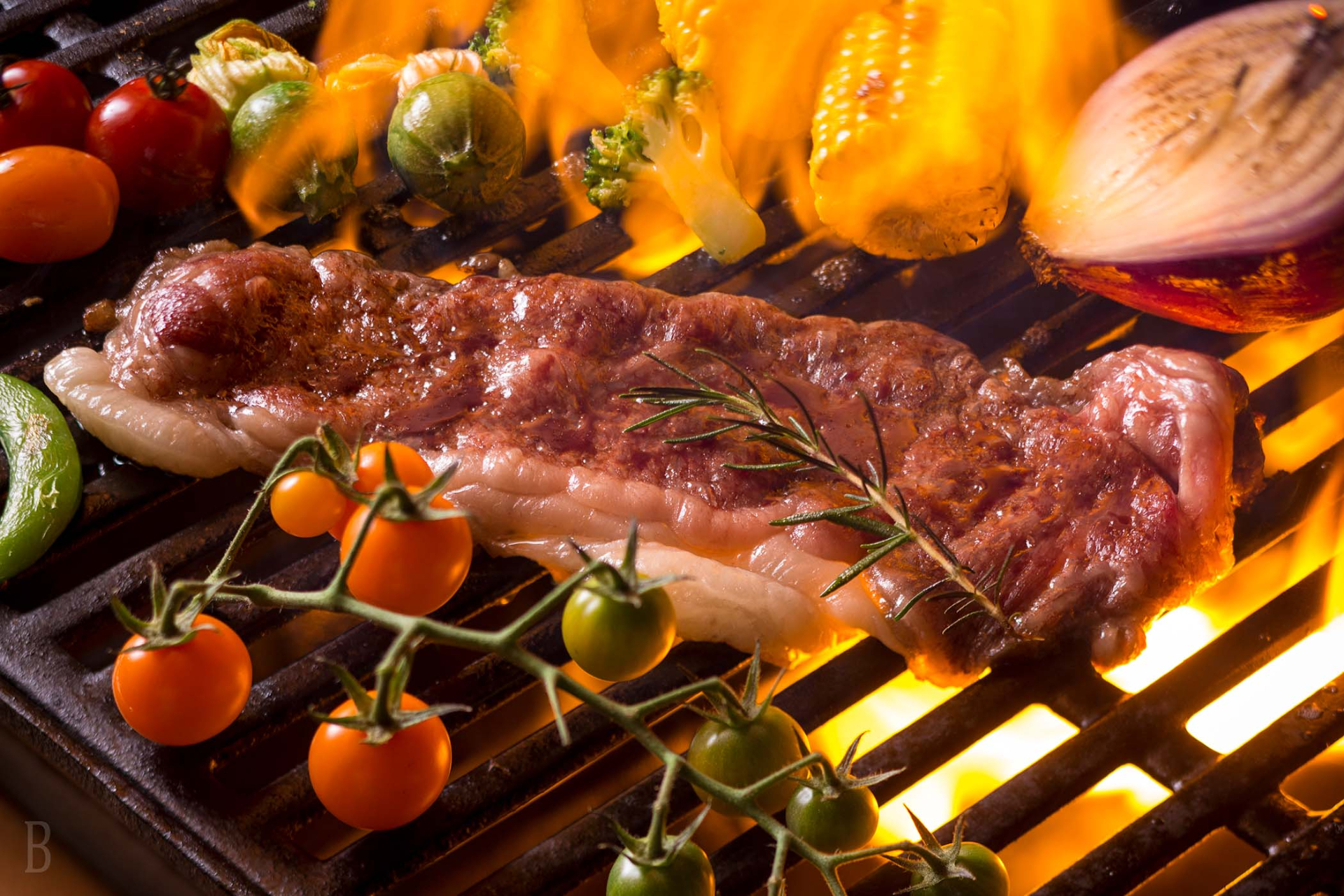 夕食はBBQ感覚で味わう肉や魚、旬の野菜、土鍋ご飯など。朝食は具だくさんの里山汁、千葉産手作り惣菜といった和食