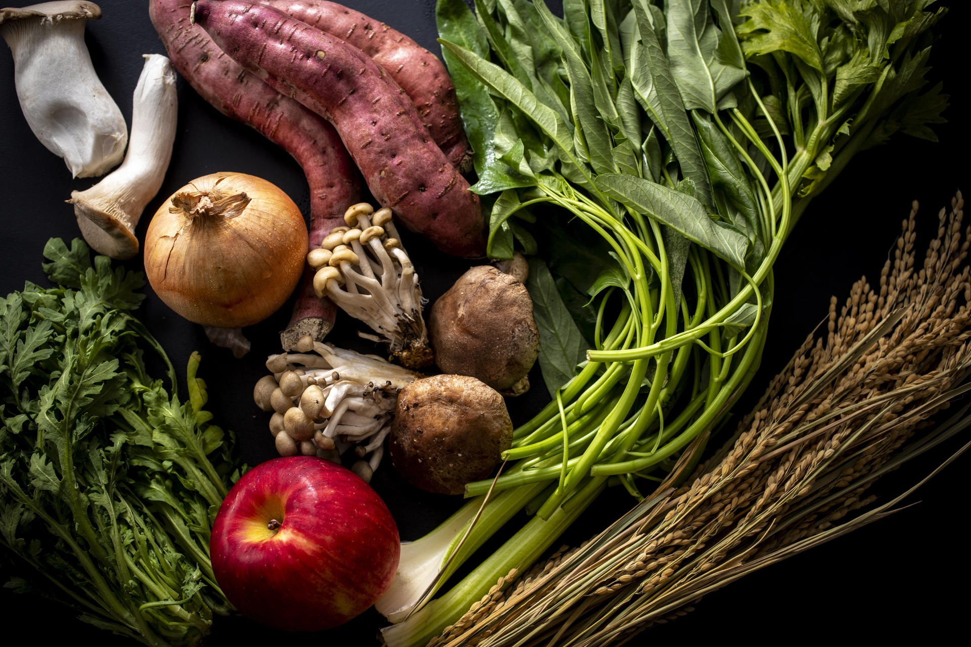 夕食はBBQ感覚で味わう肉や魚、旬の野菜、土鍋ご飯など。朝食は具だくさんの里山汁、千葉産手作り惣菜といった和食