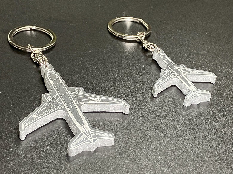 「飛行機キーホルダー」（大4800円、小4300円）