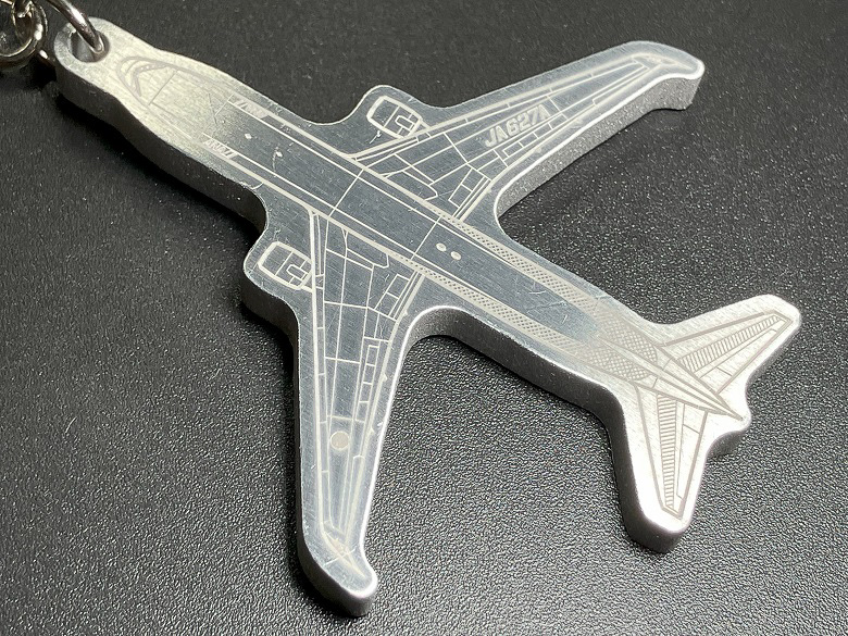 「飛行機キーホルダー」（大4800円、小4300円）