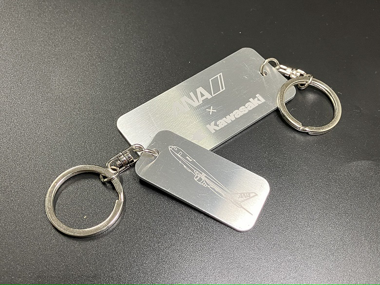 「タグキーホルダー」（大3300円、小2800円）