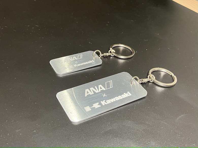 「タグキーホルダー」（大3300円、小2800円）