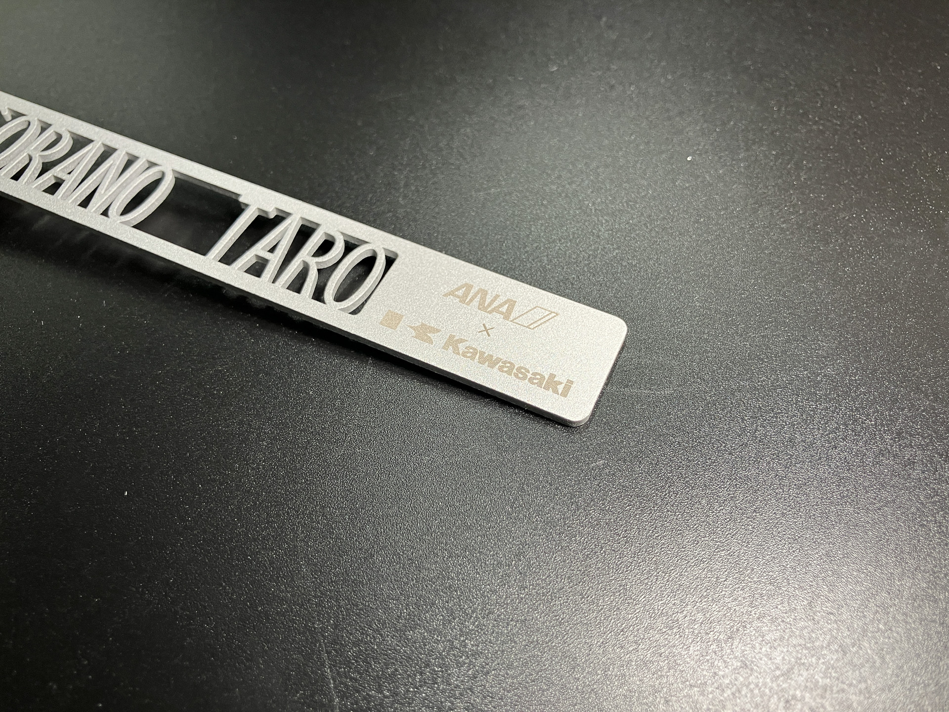 「カスタムメイドネームプレート」（3万9800円、受注生産）