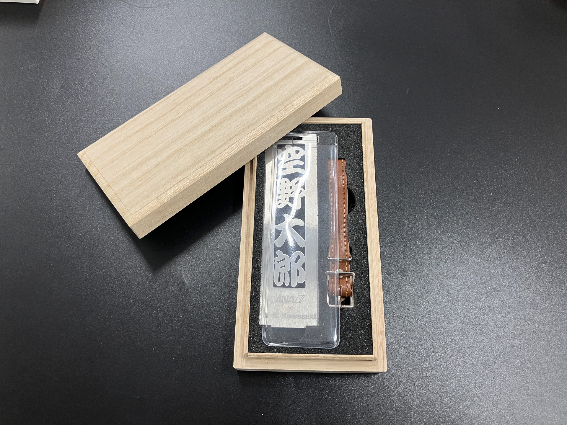 「カスタムメイドネームプレート」（3万9800円、受注生産）