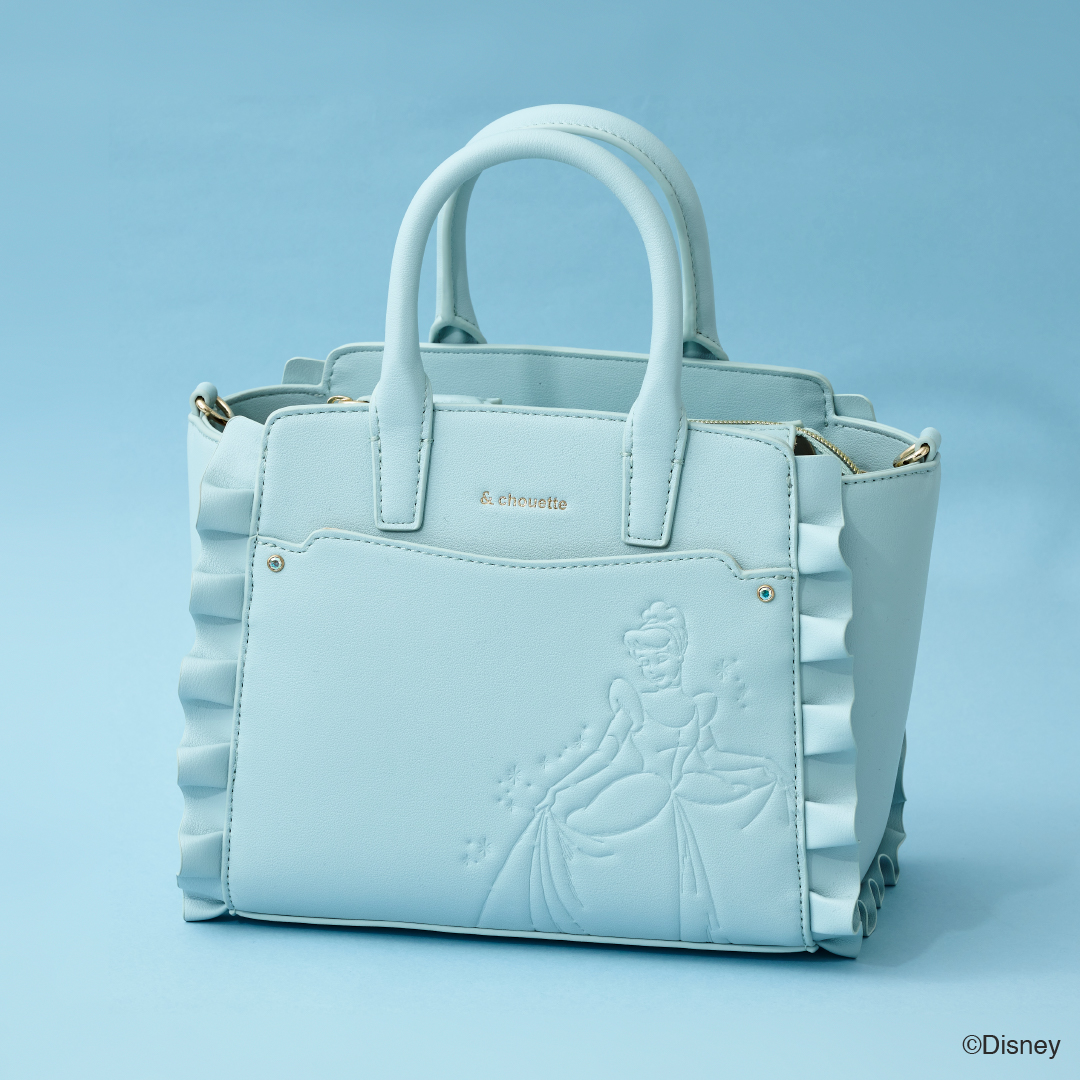 「シンデレラ」はライトブルー。バッグ正面は「ビビディ・バビディ・ブー」の魔法の呪文でドレス姿になったシンデレラを型押しで表現