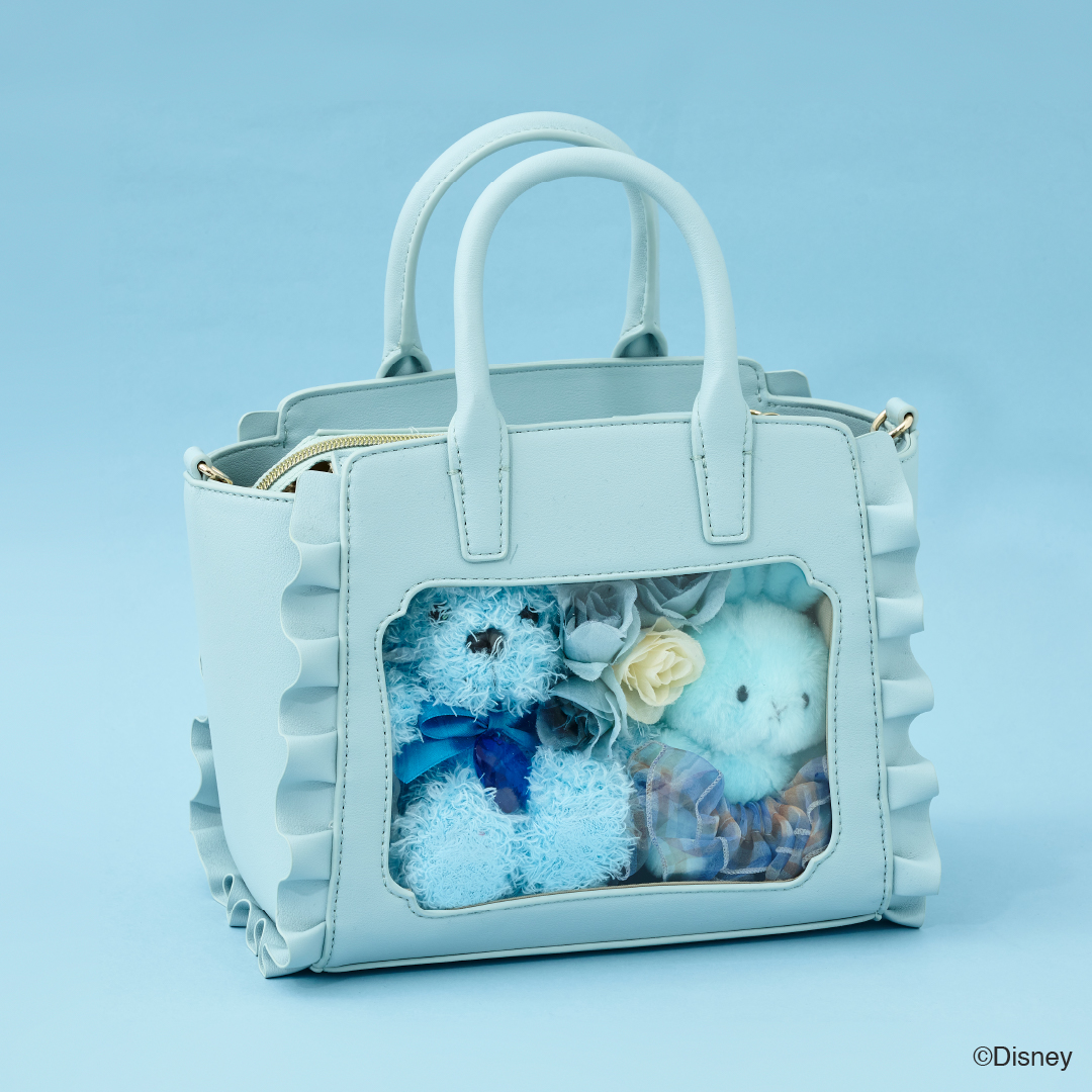 「シンデレラ」はライトブルー。バッグ正面は「ビビディ・バビディ・ブー」の魔法の呪文でドレス姿になったシンデレラを型押しで表現