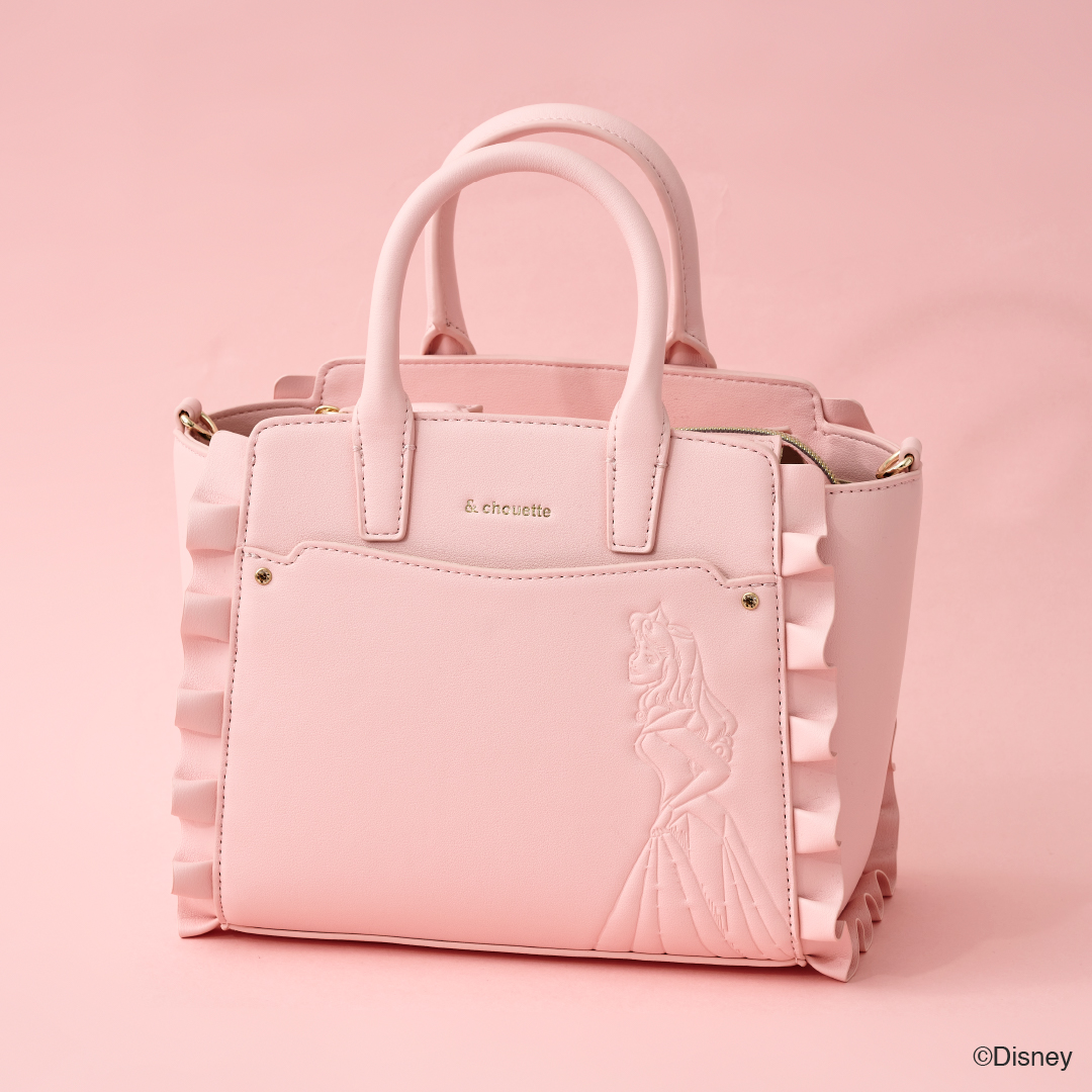 「オーロラ姫」はピンク。「眠れる森の美女」の世界観を楽しめる色合いに、バッグ正面の型押しデザインはオーロラ姫が語りかけるような姿