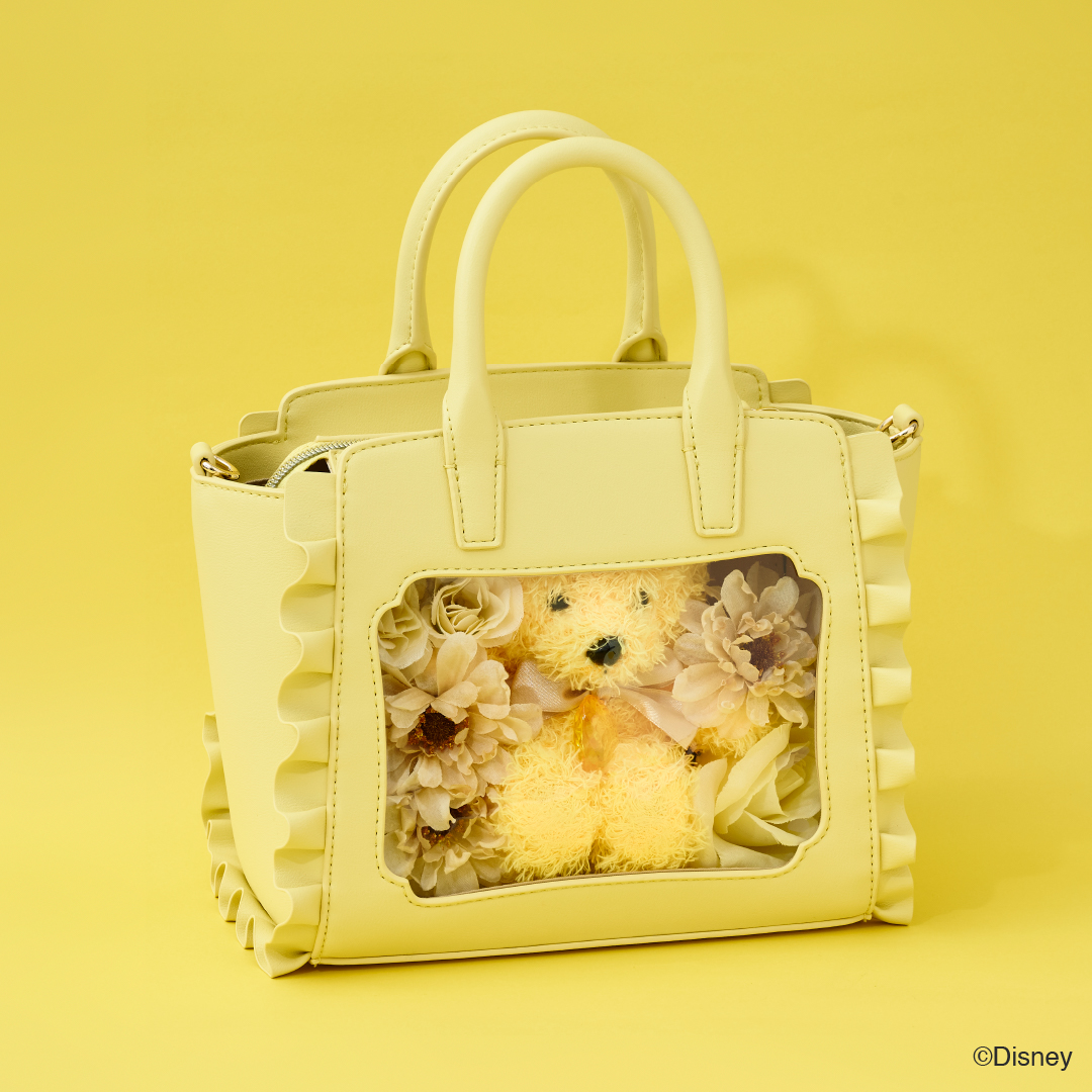 「ベル」はイエロー。バッグ正面には「美女と野獣」のシーンを彷彿とさせるベルの華やかなドレス姿を型押し