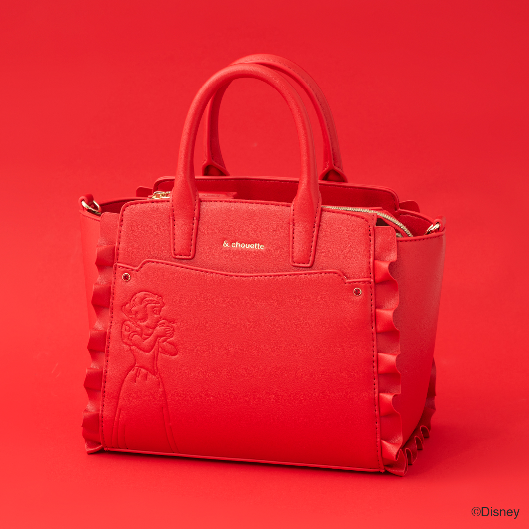 「白雪姫」はレッド。バッグ正面の型押しは、物語にも登場するリンゴを白雪姫が食べているシーン