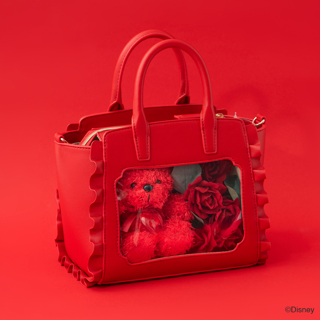 「白雪姫」はレッド。バッグ正面の型押しは、物語にも登場するリンゴを白雪姫が食べているシーン