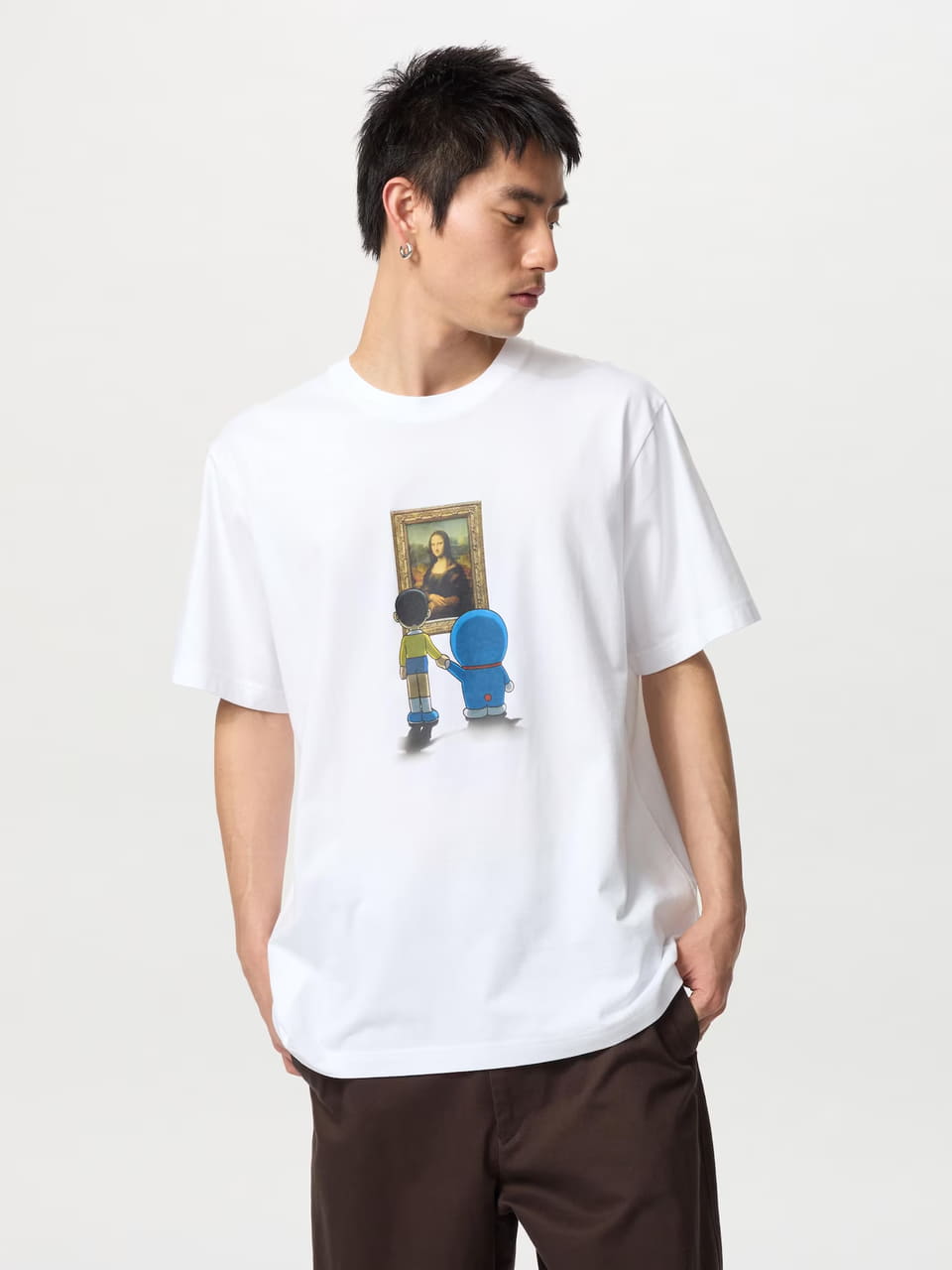 ユニクロ、ルーヴル美術館を旅する「ドラえもん」Tシャツ5月23日発売