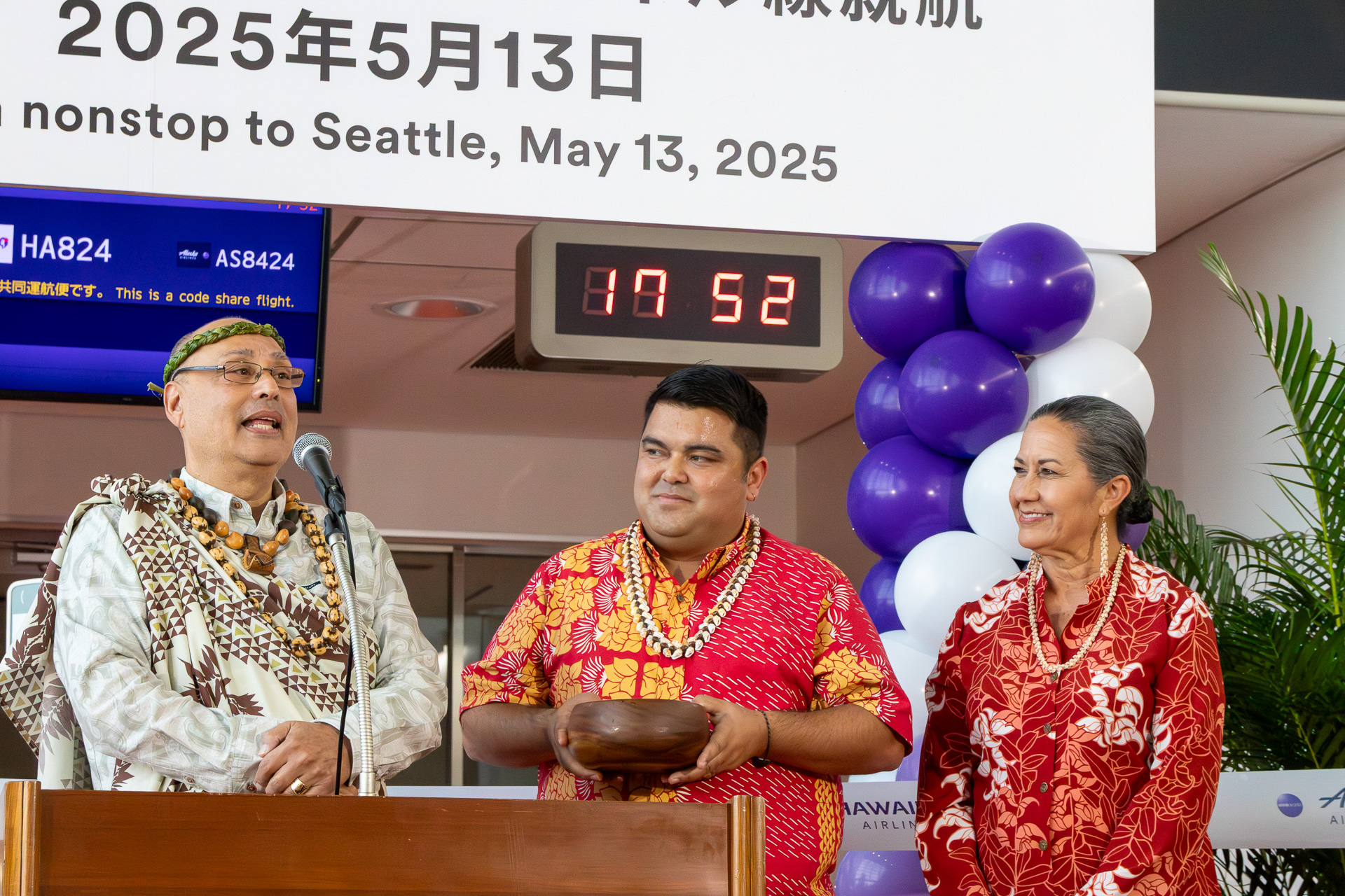 セレモニーの前にはハワイ式で安全運航を祈願した