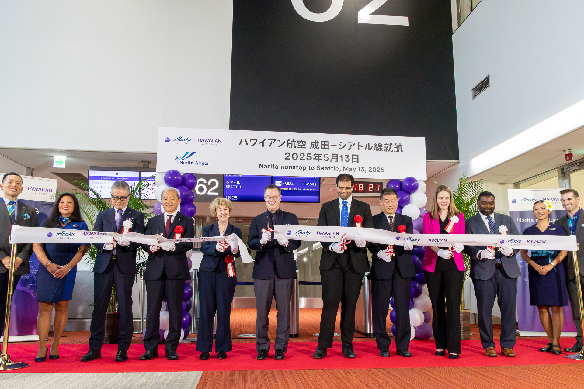 テープカットの様子